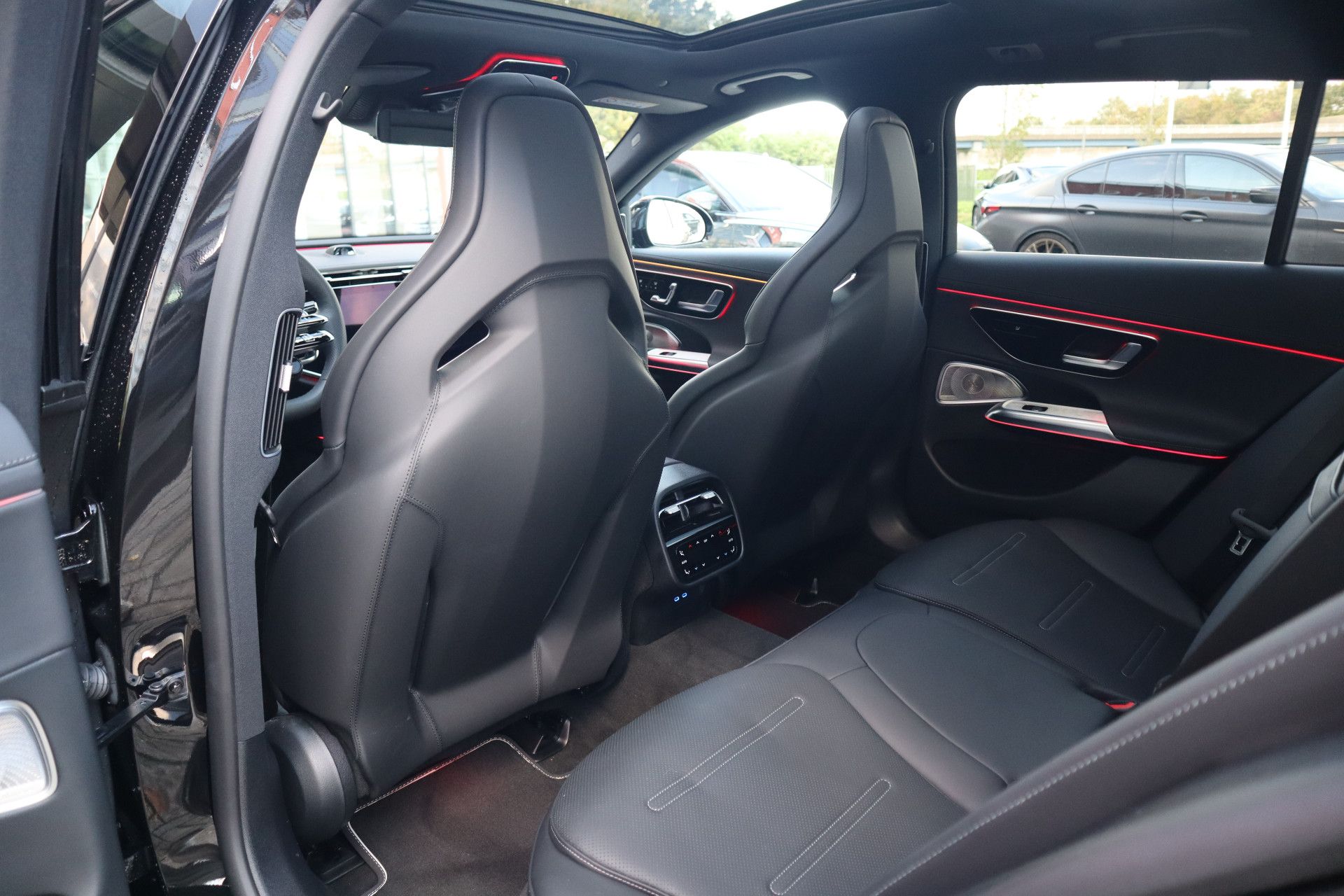 Afbeelding Mercedes-AMG E-Klasse Estate  53 4MATIC+ BRABUS700, Performance Stoelen, Pano, Trekhaak, Hyperscreen, Distronic