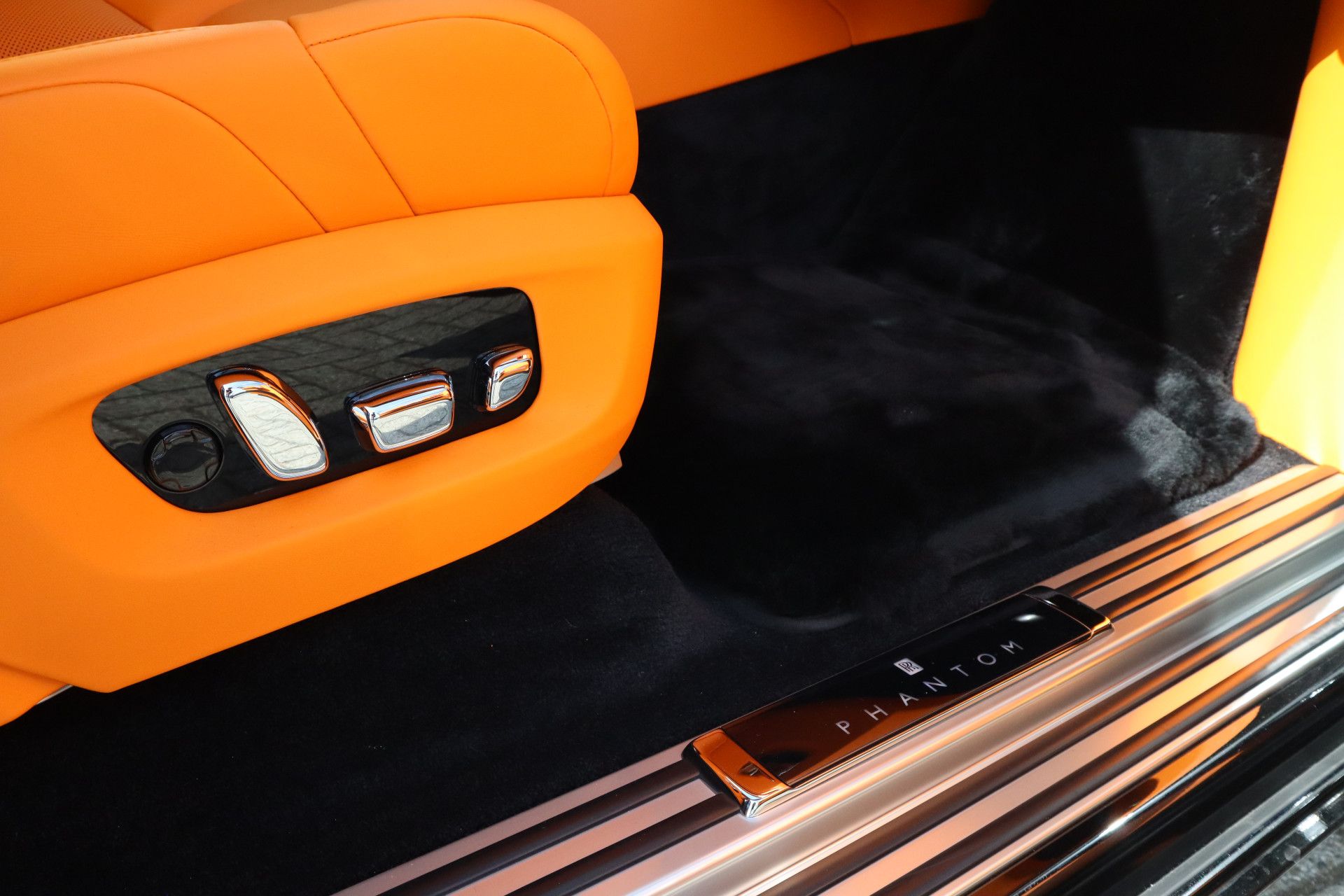 Afbeelding Rolls-Royce Phantom Series II | Starlight, Bespoke Audio, Massage, Entertainment