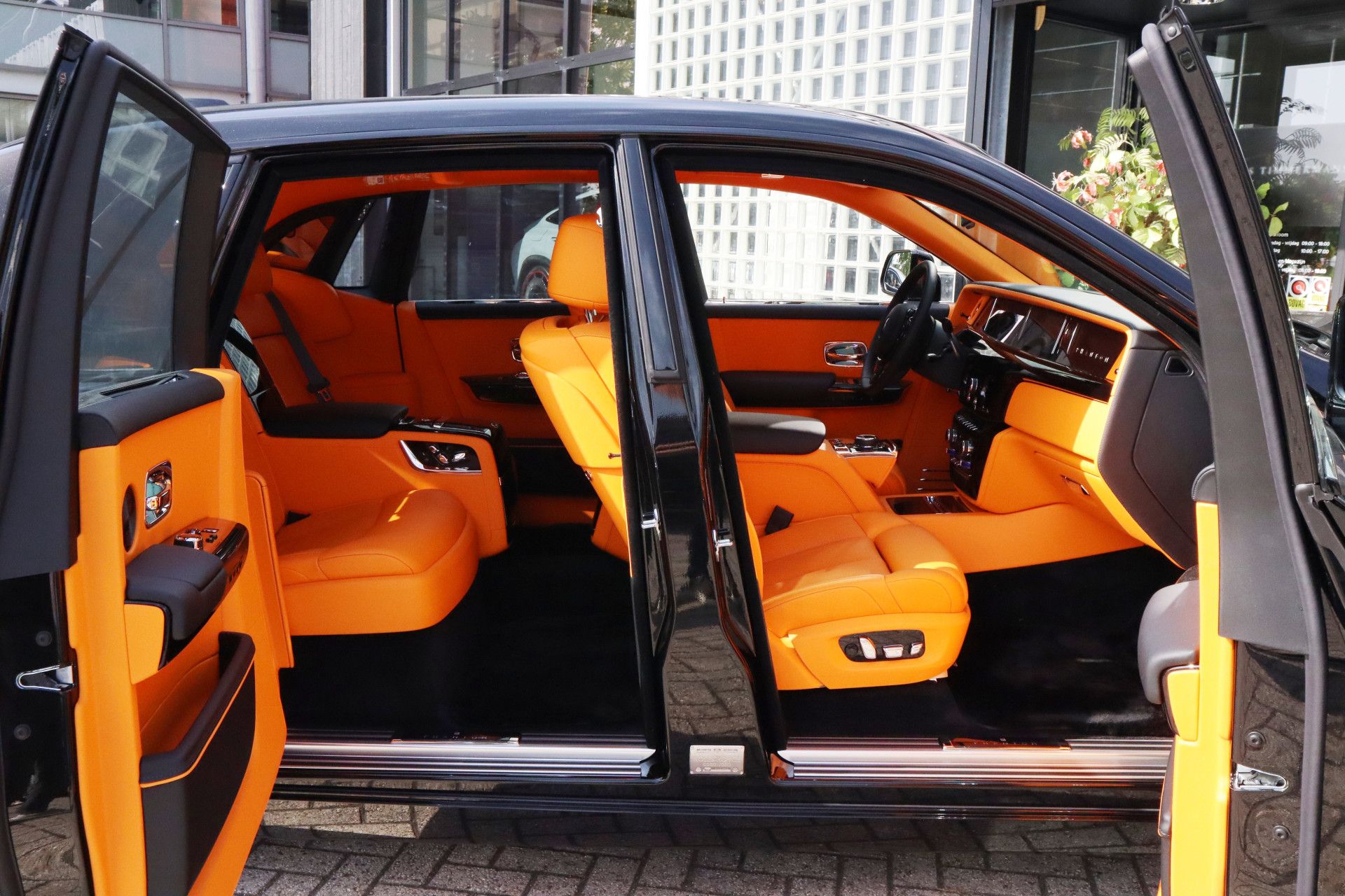 Afbeelding Rolls-Royce Phantom Series II | Starlight, Bespoke Audio, Massage, Entertainment