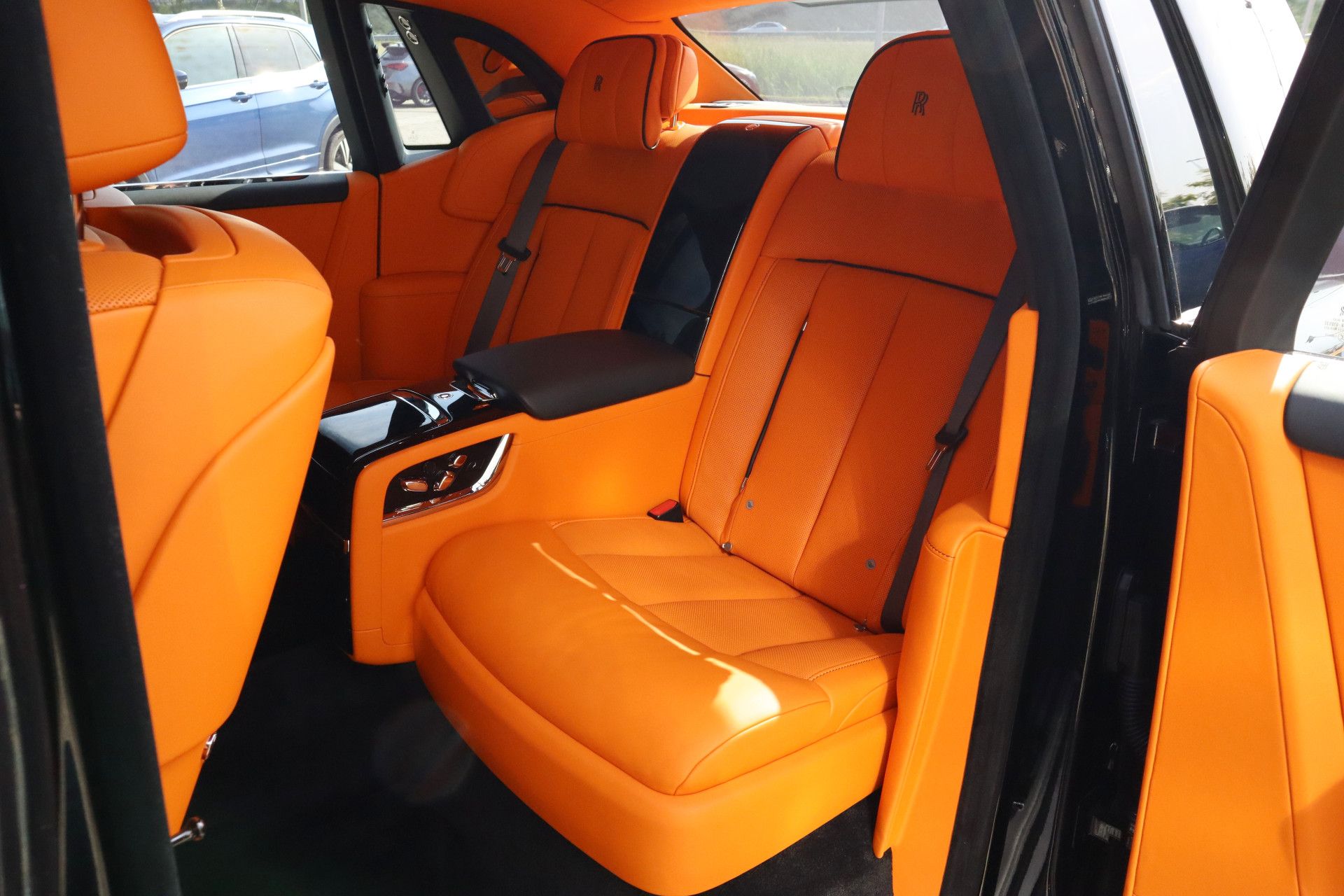 Afbeelding Rolls-Royce Phantom Series II | Starlight, Bespoke Audio, Massage, Entertainment