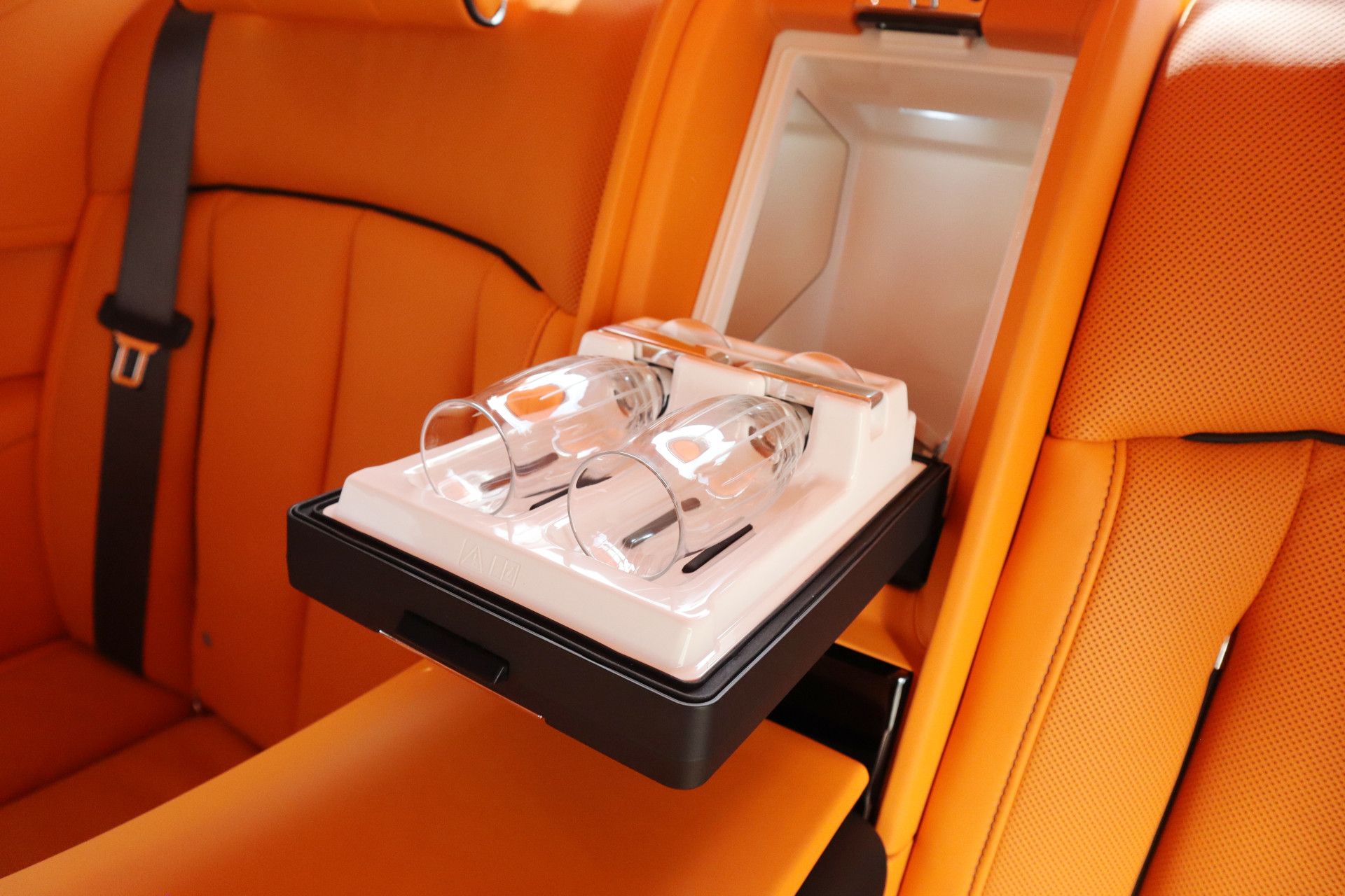 Afbeelding Rolls-Royce Phantom Series II | Starlight, Bespoke Audio, Massage, Entertainment