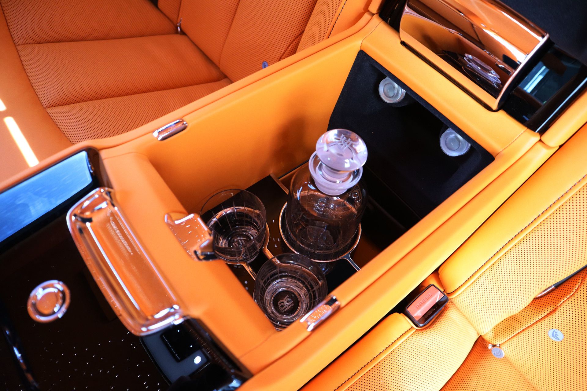 Afbeelding Rolls-Royce Phantom Series II | Starlight, Bespoke Audio, Massage, Entertainment