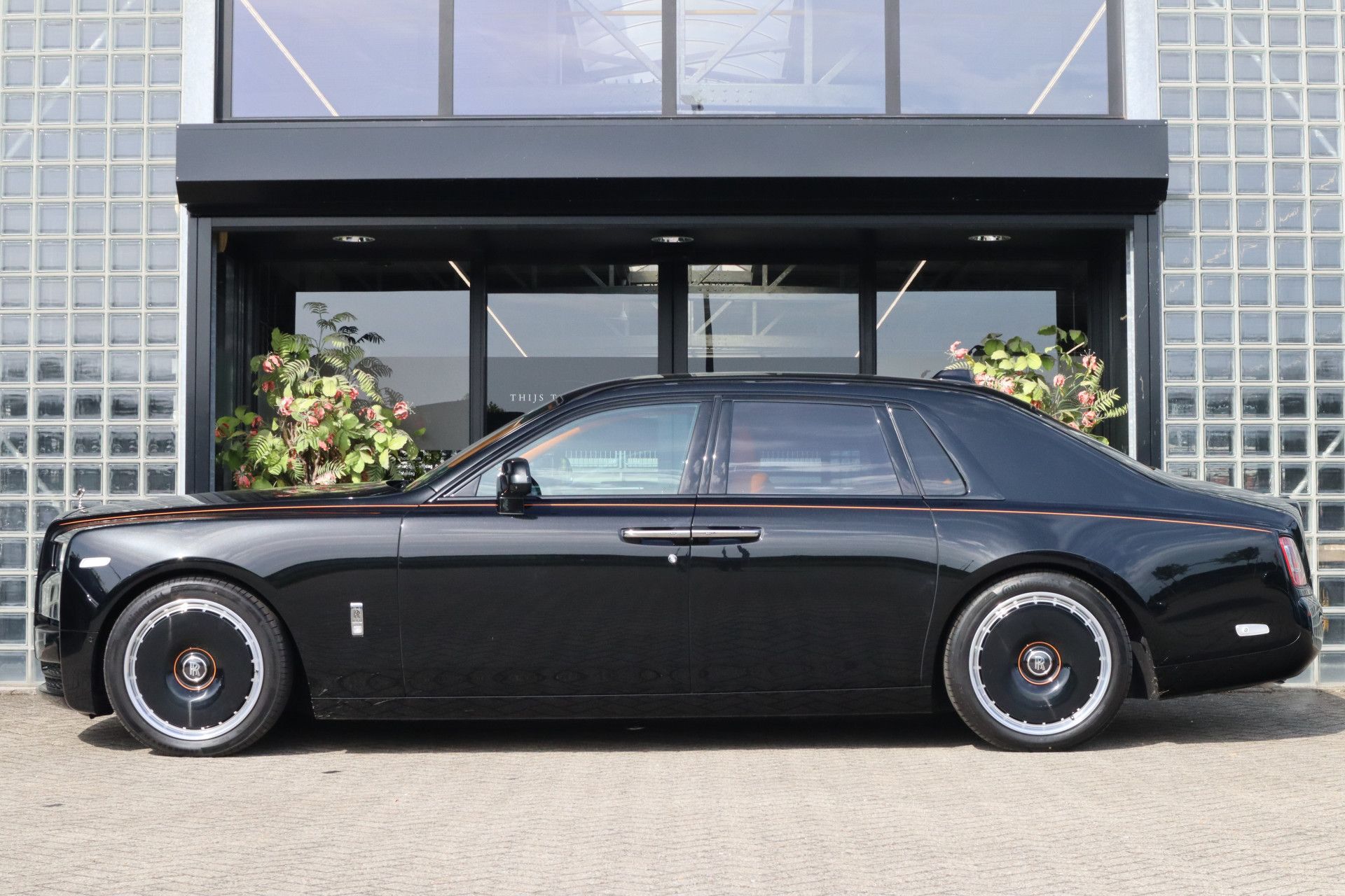 Afbeelding Rolls-Royce Phantom Series II | Starlight, Bespoke Audio, Massage, Entertainment