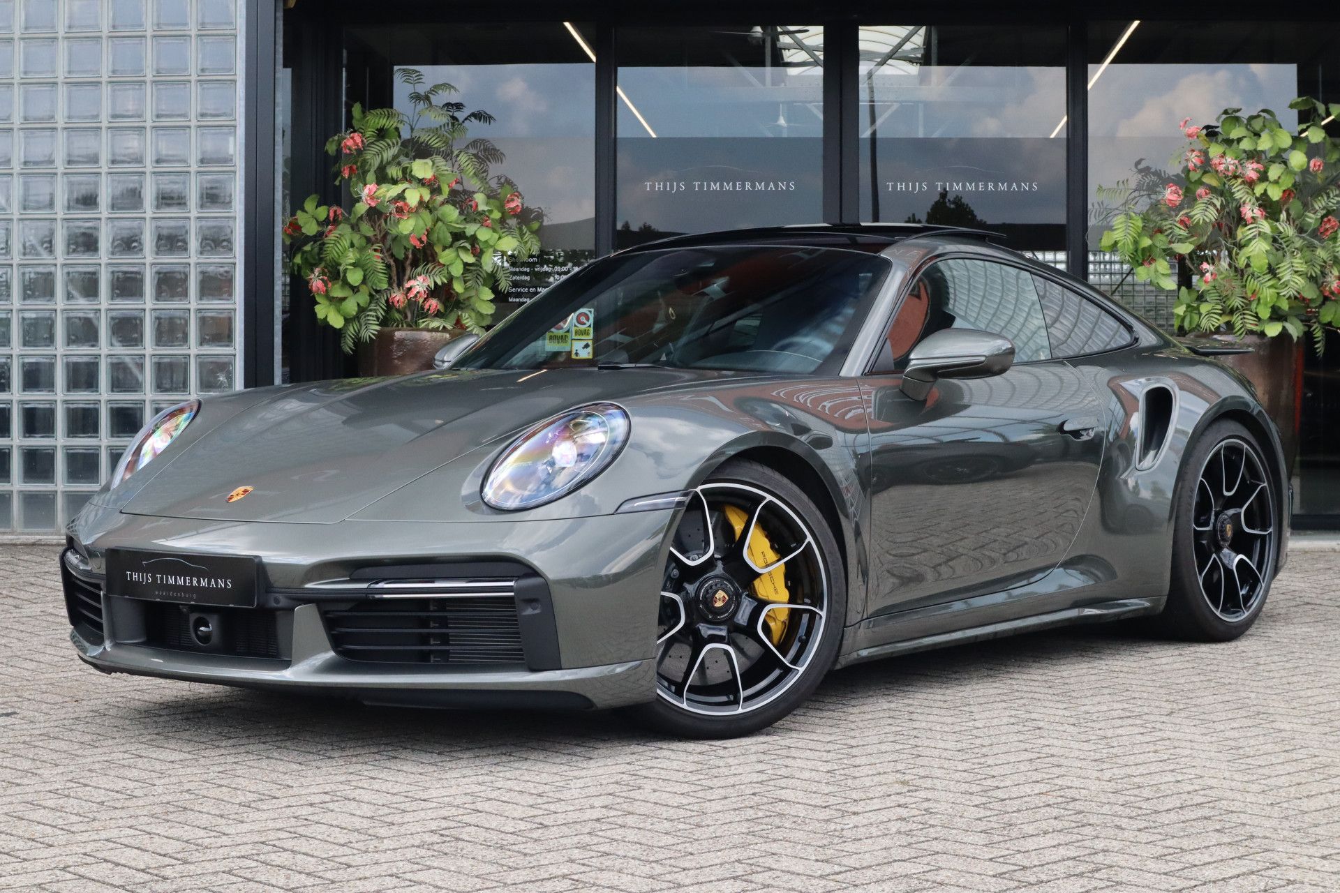 Afbeelding Porsche 911 Turbo S | Keramisch, Burmester High End, Lift, Sportuitlaat, Sport Chrono, Drive Assist, Pano, Zitklima, Matrix LED, Carbon instaplijsten, Aventuringroen