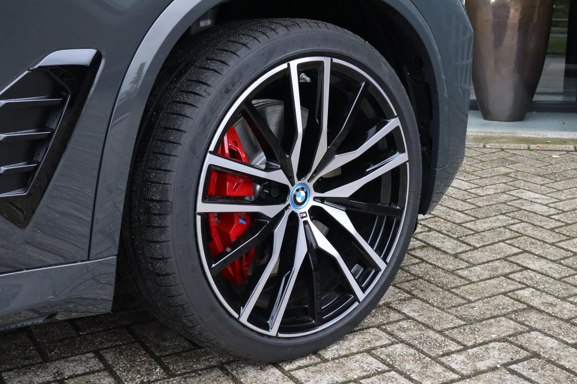 Afbeelding BMW X5 xDrive50e | Dravitgrau, M Sportpakket Pro, Sportstoelen, Massage, Carbon interieur, Driving Assistant Professional, Harman/Kardon, Trekhaak, Panoramadak, Zitklima, Stuurverwarming