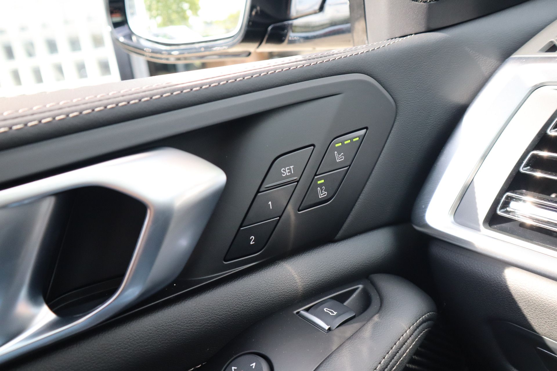 Afbeelding BMW X5 xDrive50e | Dravitgrau, M Sportpakket Pro, Sportstoelen, Massage, Carbon interieur, Driving Assistant Professional, Harman/Kardon, Trekhaak, Panoramadak, Zitklima, Stuurverwarming