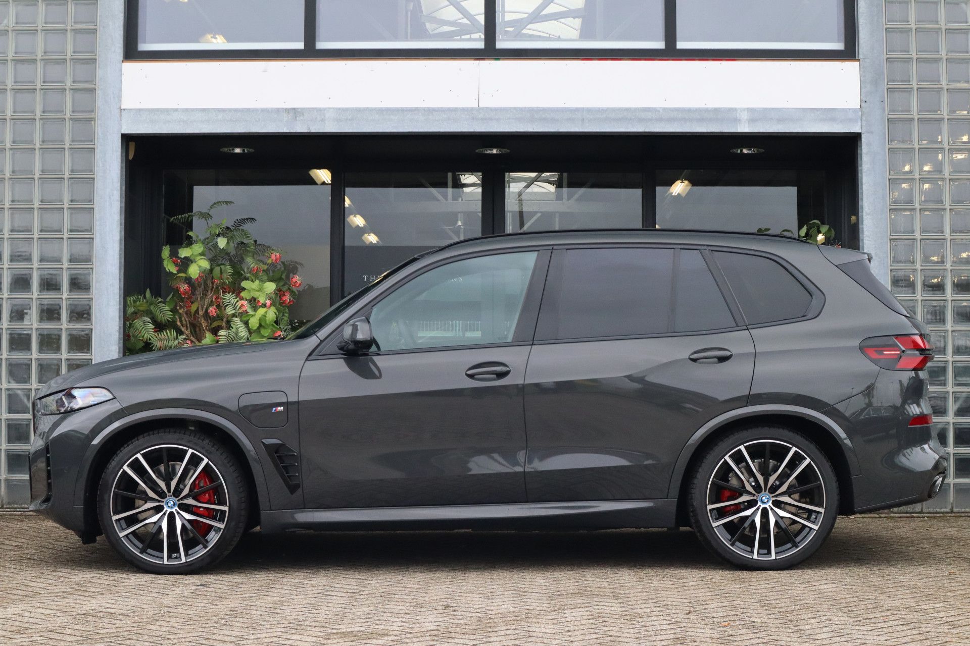 Afbeelding BMW X5 xDrive50e | Dravitgrau, M Sportpakket Pro, Sportstoelen, Massage, Carbon interieur, Driving Assistant Professional, Harman/Kardon, Trekhaak, Panoramadak, Zitklima, Stuurverwarming