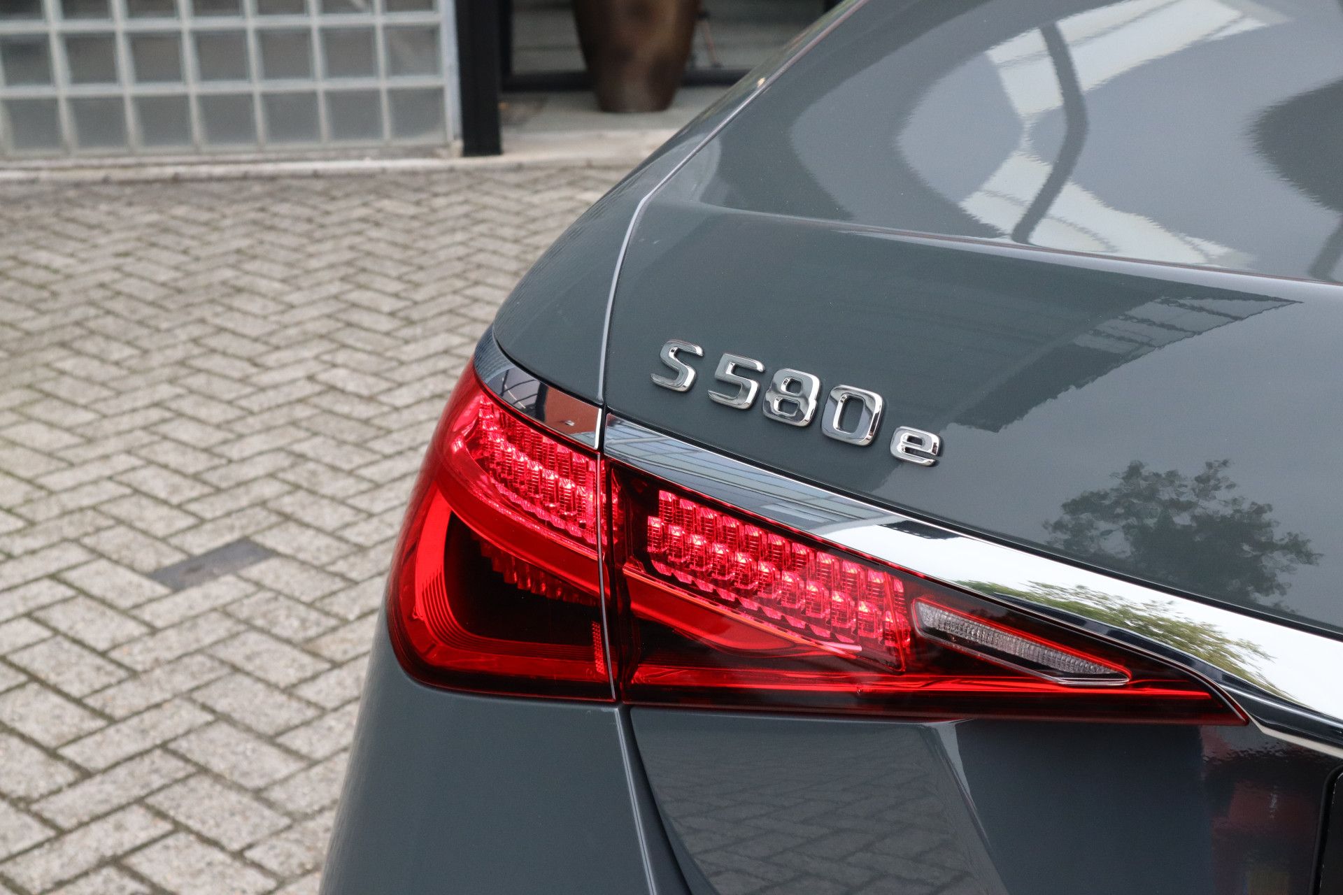 Afbeelding Mercedes-Benz S-Klasse 580 e 4MATIC Lang | AMG-Line, Achterasbesturing, Burmester High End 4D, Massage, Leder Exclusief, Chauffeurspakket, Rij-ass. Plus pakket, Warmtecomfortpakket, Zonweringspakket, Night-pakket