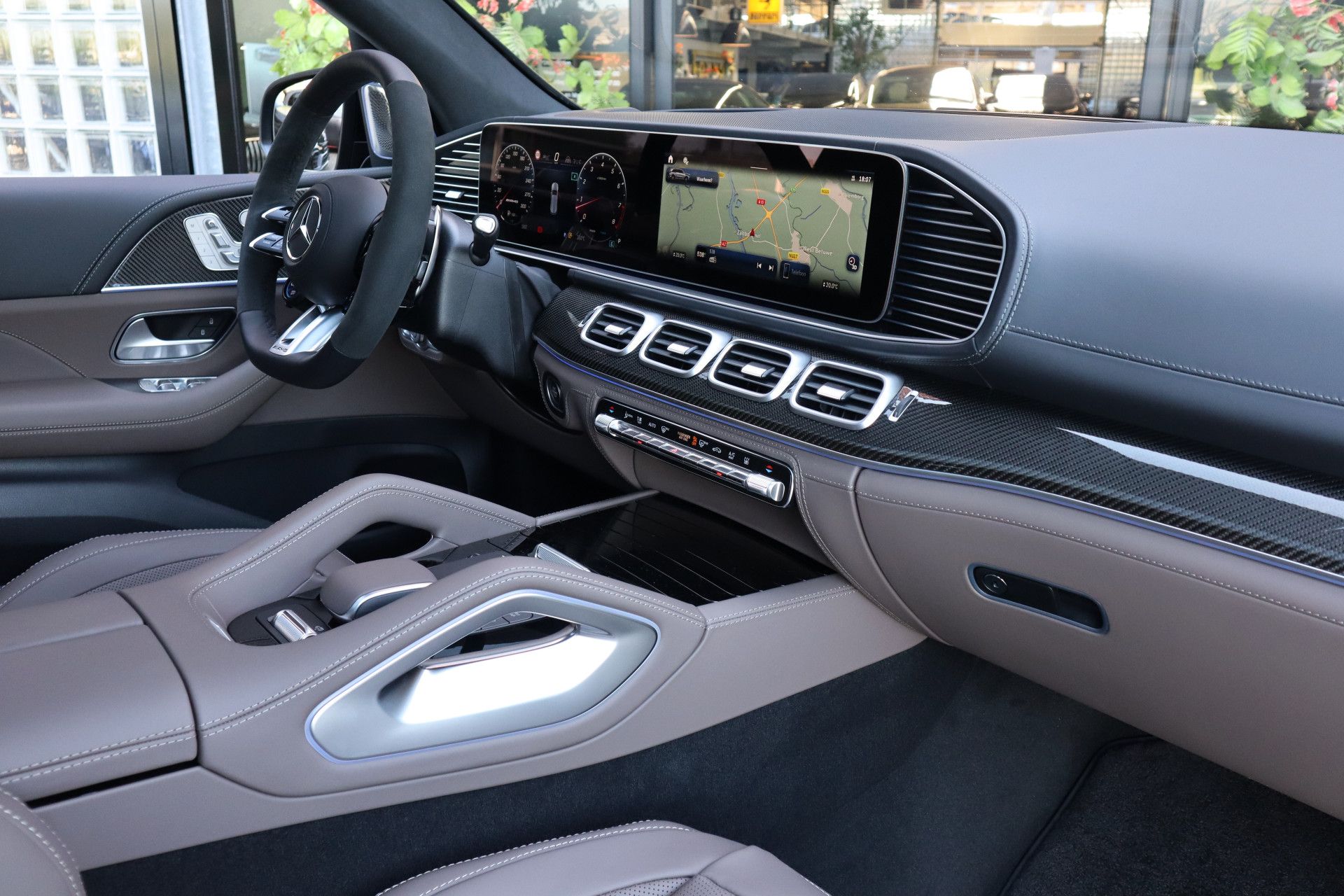 Afbeelding Mercedes-AMG GLS 63  4MATIC+ | Manufaktur Siliziumgrijs, Manufaktur interieur, Keramisch, Carbon interieur, Burmester High End 3D, Entertainment, Massagestoelen, Rij-ass. Plus pakket, Standkachel, Driver's Package