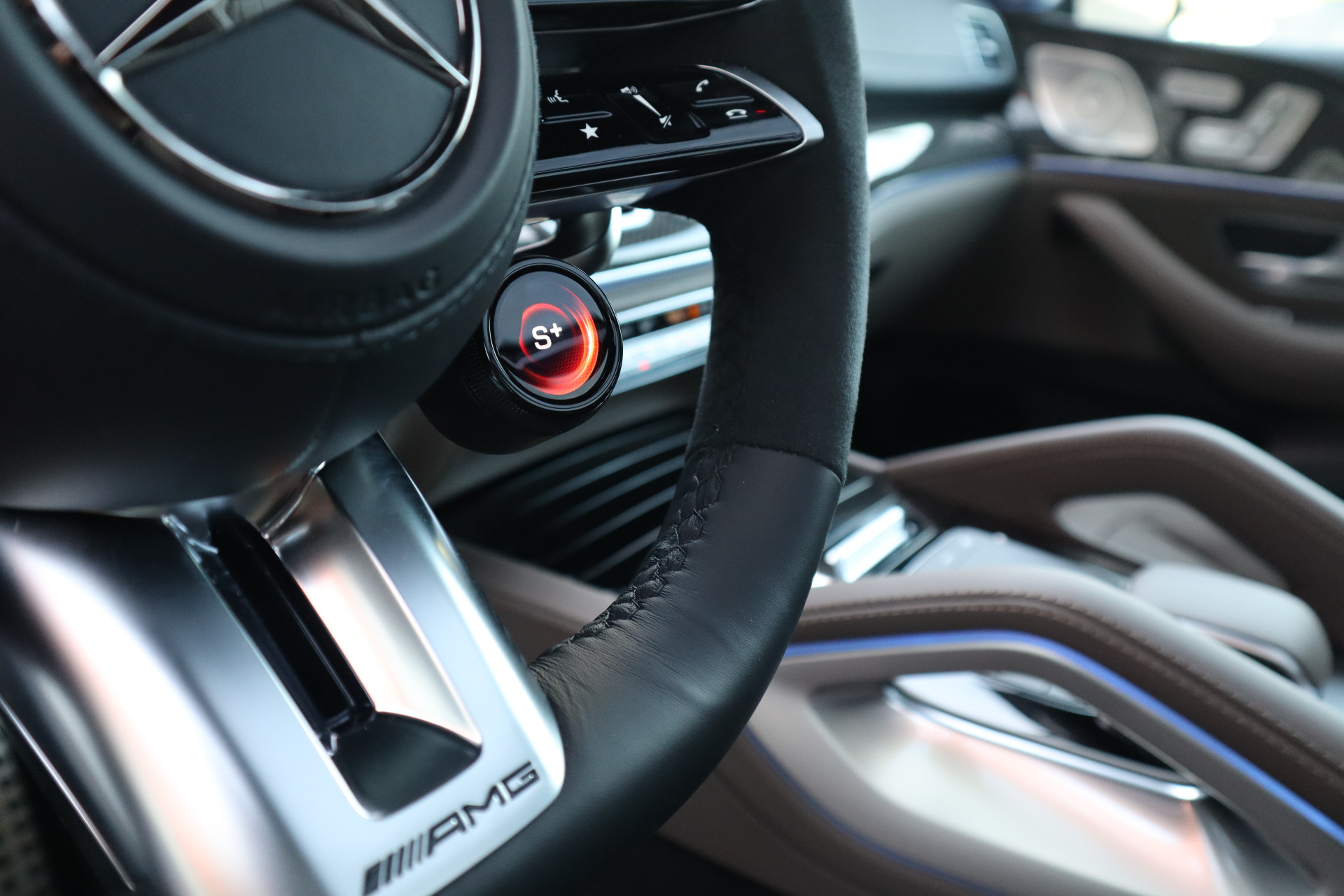 Afbeelding Mercedes-AMG GLS 63  4MATIC+ | Manufaktur Siliziumgrijs, Manufaktur interieur, Keramisch, Carbon interieur, Burmester High End 3D, Entertainment, Massagestoelen, Rij-ass. Plus pakket, Standkachel, Driver's Package