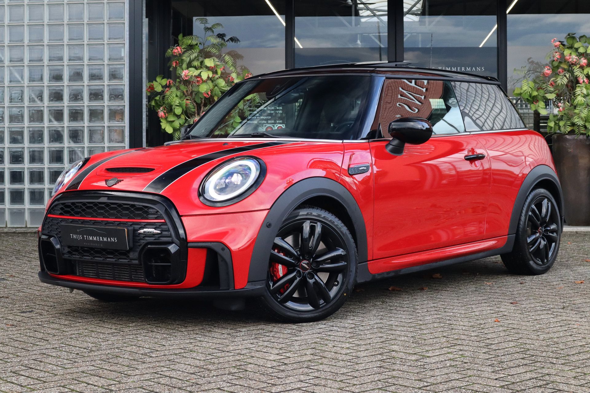 Afbeelding MINI Mini John Cooper Works | Chili Red, Active Cruise Control, Mini Yours Leder, Harman/Kardon, Panoramadak, Apple Carplay, Head-up display, Stoelverwarming, Stuurverwarming, Achteruitrijcamera, Keyless Entry
