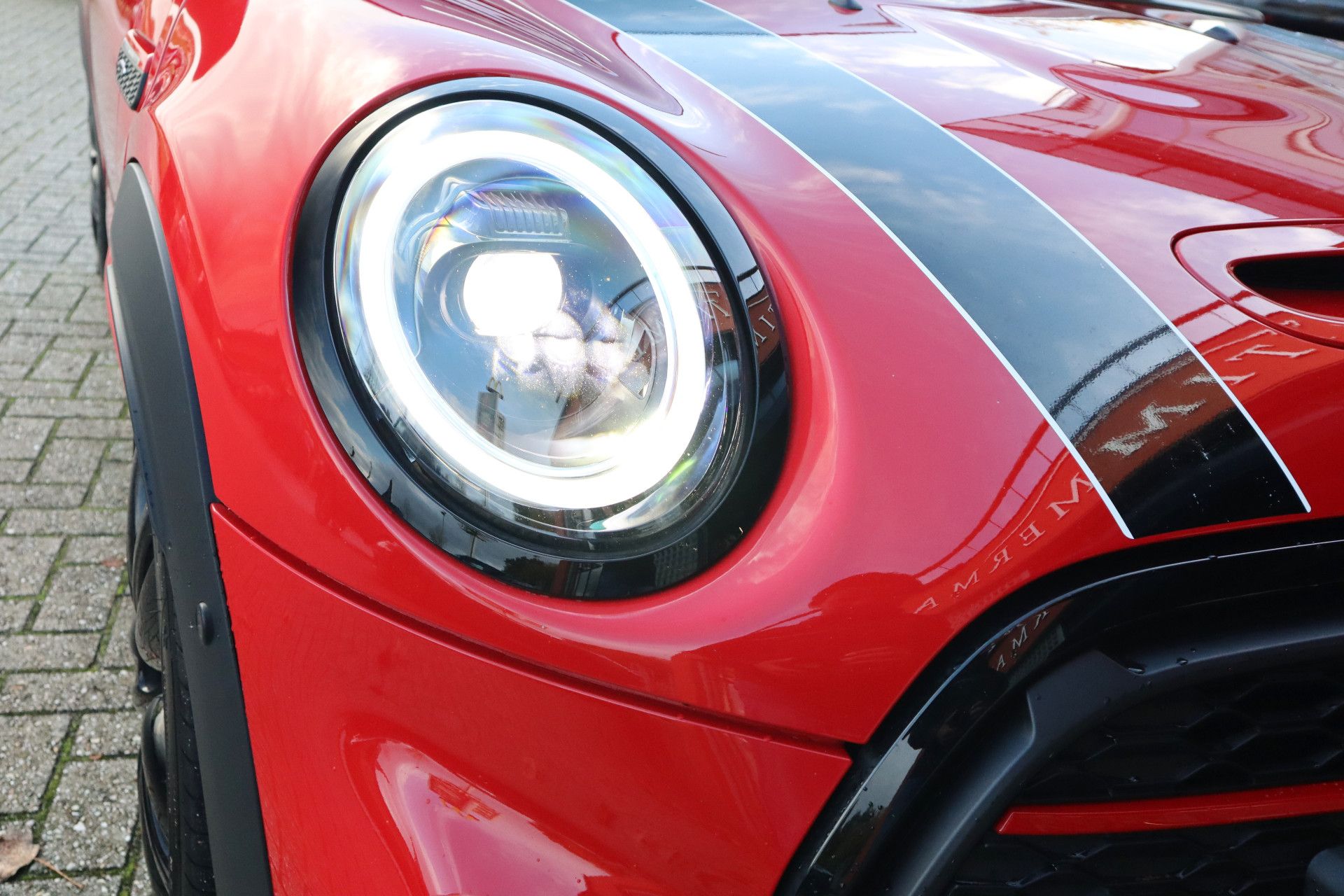 Afbeelding MINI Mini John Cooper Works | Chili Red, Active Cruise Control, Mini Yours Leder, Harman/Kardon, Panoramadak, Apple Carplay, Head-up display, Stoelverwarming, Stuurverwarming, Achteruitrijcamera, Keyless Entry