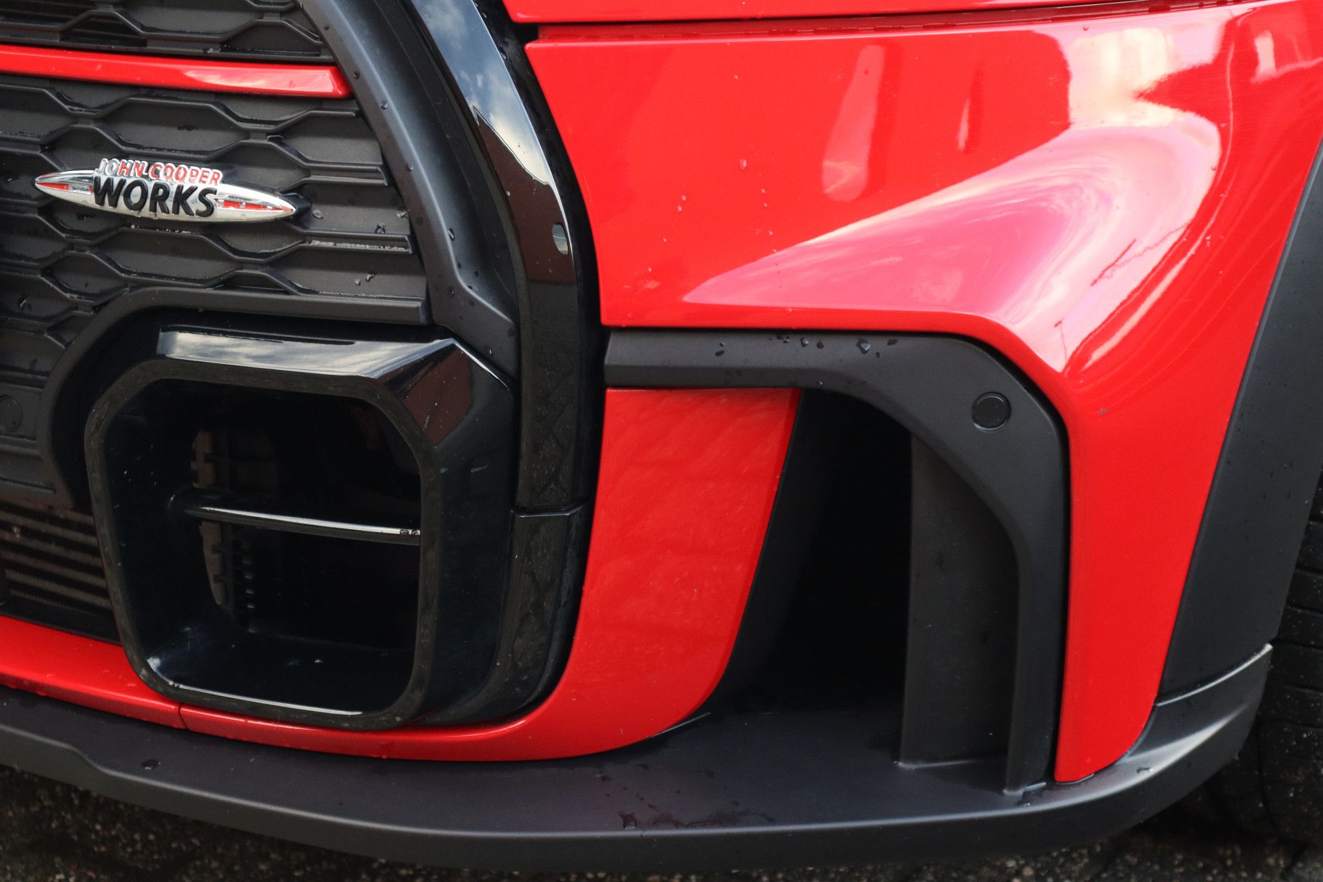 Afbeelding MINI Mini John Cooper Works | Chili Red, Active Cruise Control, Mini Yours Leder, Harman/Kardon, Panoramadak, Apple Carplay, Head-up display, Stoelverwarming, Stuurverwarming, Achteruitrijcamera, Keyless Entry