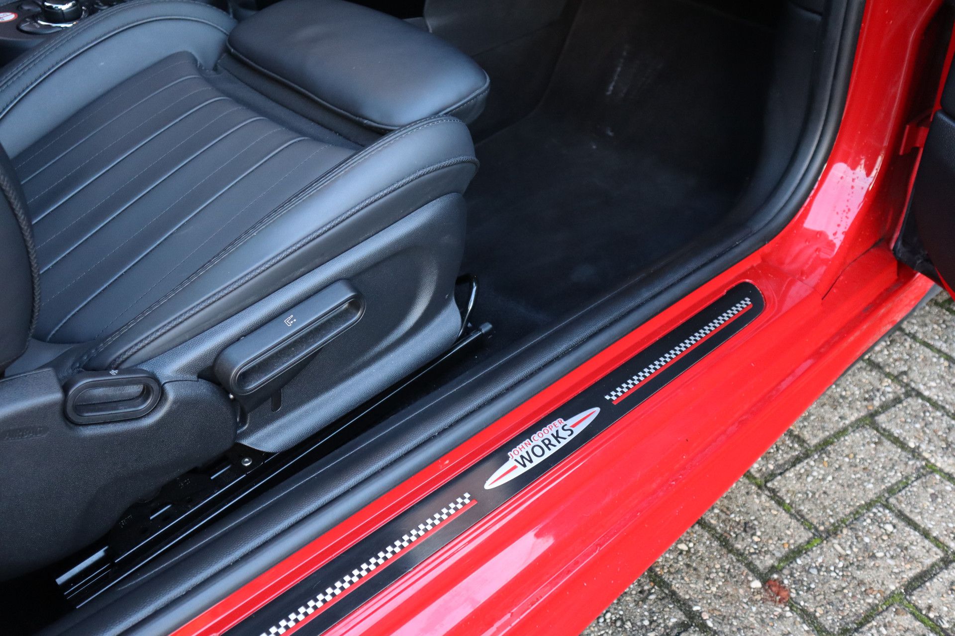 Afbeelding MINI Mini John Cooper Works | Chili Red, Active Cruise Control, Mini Yours Leder, Harman/Kardon, Panoramadak, Apple Carplay, Head-up display, Stoelverwarming, Stuurverwarming, Achteruitrijcamera, Keyless Entry