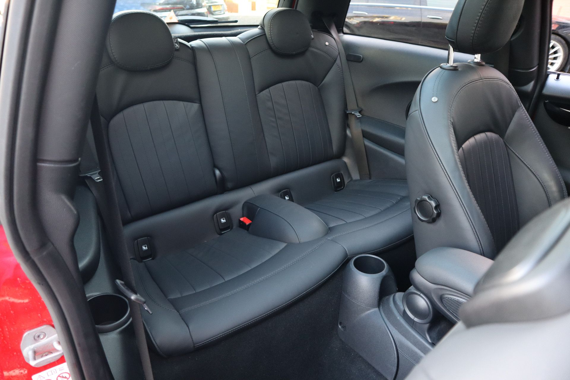 Afbeelding MINI Mini John Cooper Works | Chili Red, Active Cruise Control, Mini Yours Leder, Harman/Kardon, Panoramadak, Apple Carplay, Head-up display, Stoelverwarming, Stuurverwarming, Achteruitrijcamera, Keyless Entry