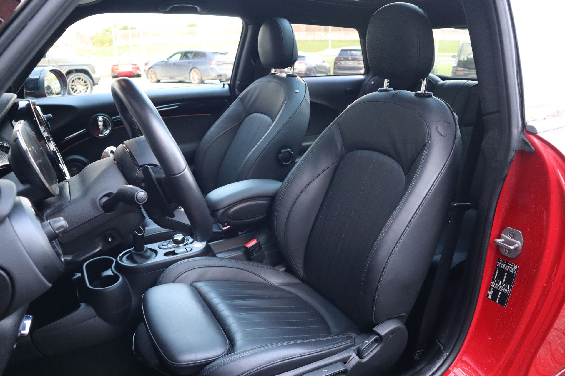 Afbeelding MINI Mini John Cooper Works | Chili Red, Active Cruise Control, Mini Yours Leder, Harman/Kardon, Panoramadak, Apple Carplay, Head-up display, Stoelverwarming, Stuurverwarming, Achteruitrijcamera, Keyless Entry
