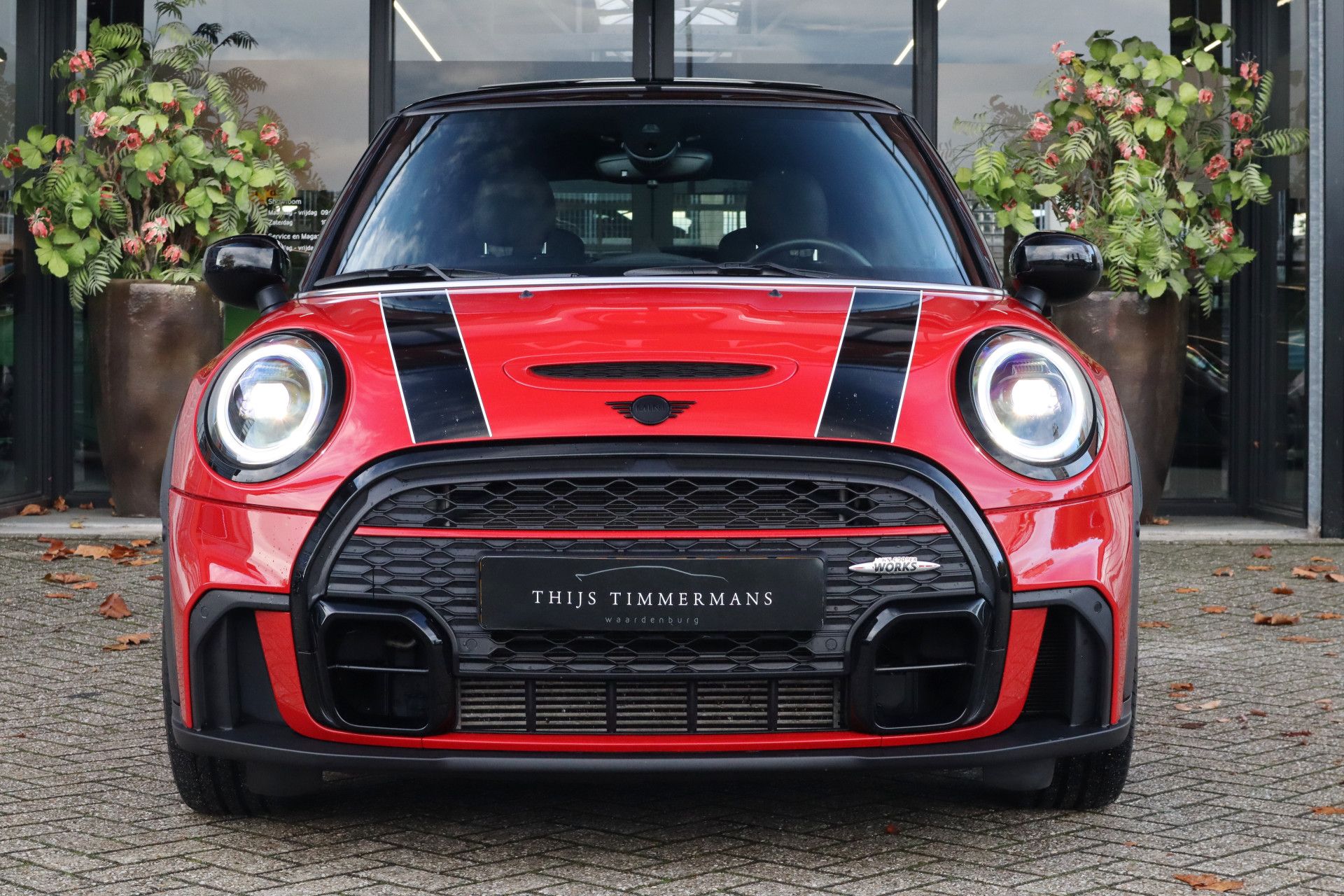 Afbeelding MINI Mini John Cooper Works | Chili Red, Active Cruise Control, Mini Yours Leder, Harman/Kardon, Panoramadak, Apple Carplay, Head-up display, Stoelverwarming, Stuurverwarming, Achteruitrijcamera, Keyless Entry