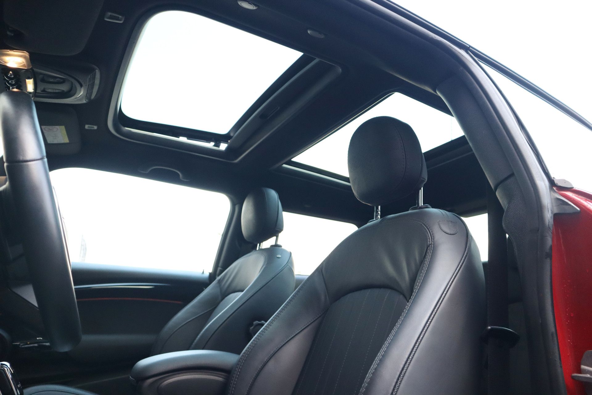 Afbeelding MINI Mini John Cooper Works | Chili Red, Active Cruise Control, Mini Yours Leder, Harman/Kardon, Panoramadak, Apple Carplay, Head-up display, Stoelverwarming, Stuurverwarming, Achteruitrijcamera, Keyless Entry