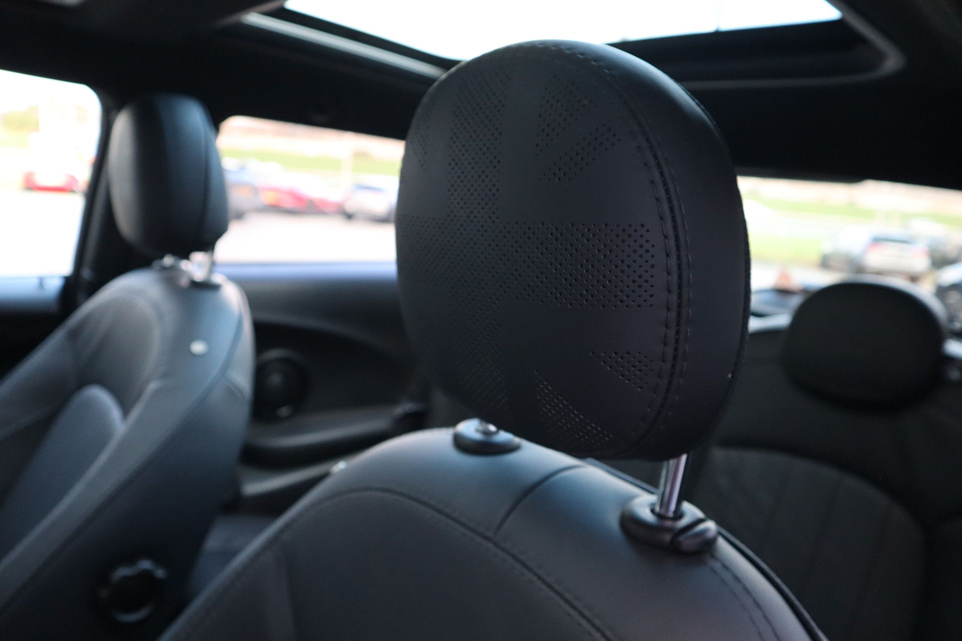 Afbeelding MINI Mini John Cooper Works | Chili Red, Active Cruise Control, Mini Yours Leder, Harman/Kardon, Panoramadak, Apple Carplay, Head-up display, Stoelverwarming, Stuurverwarming, Achteruitrijcamera, Keyless Entry