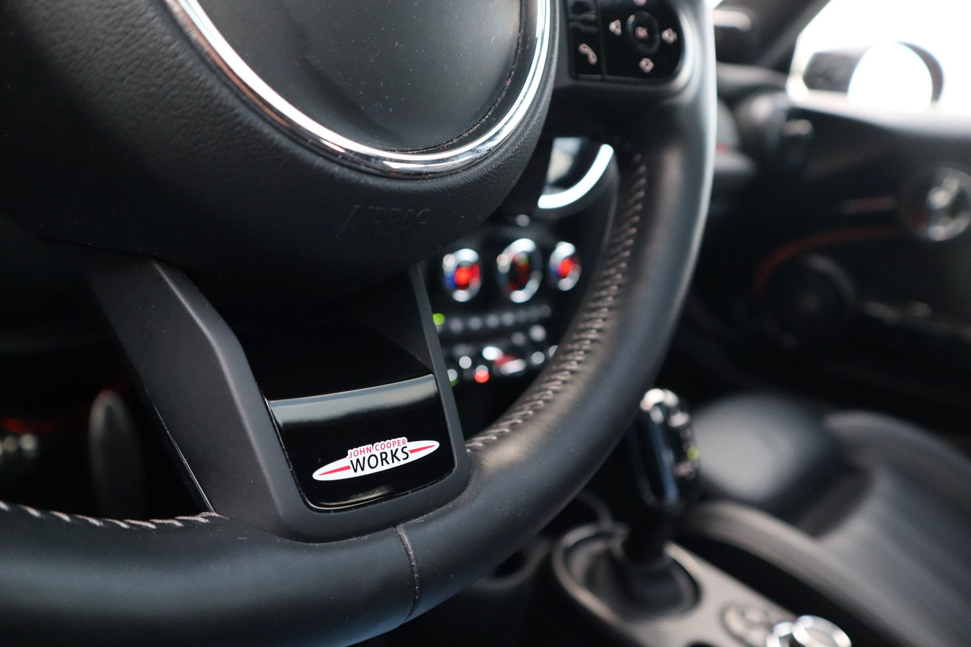 Afbeelding MINI Mini John Cooper Works | Chili Red, Active Cruise Control, Mini Yours Leder, Harman/Kardon, Panoramadak, Apple Carplay, Head-up display, Stoelverwarming, Stuurverwarming, Achteruitrijcamera, Keyless Entry