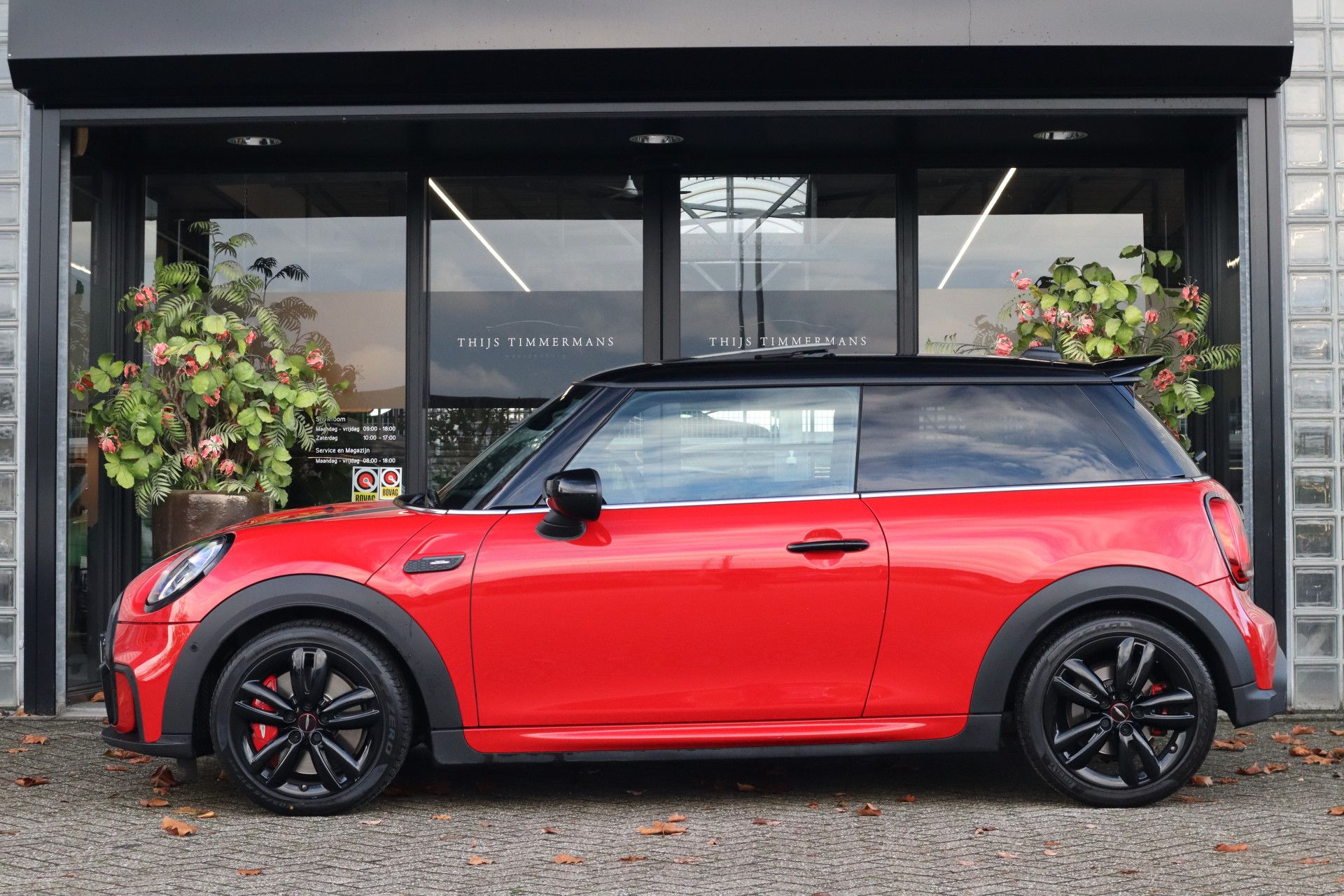 Afbeelding MINI Mini John Cooper Works | Chili Red, Active Cruise Control, Mini Yours Leder, Harman/Kardon, Panoramadak, Apple Carplay, Head-up display, Stoelverwarming, Stuurverwarming, Achteruitrijcamera, Keyless Entry
