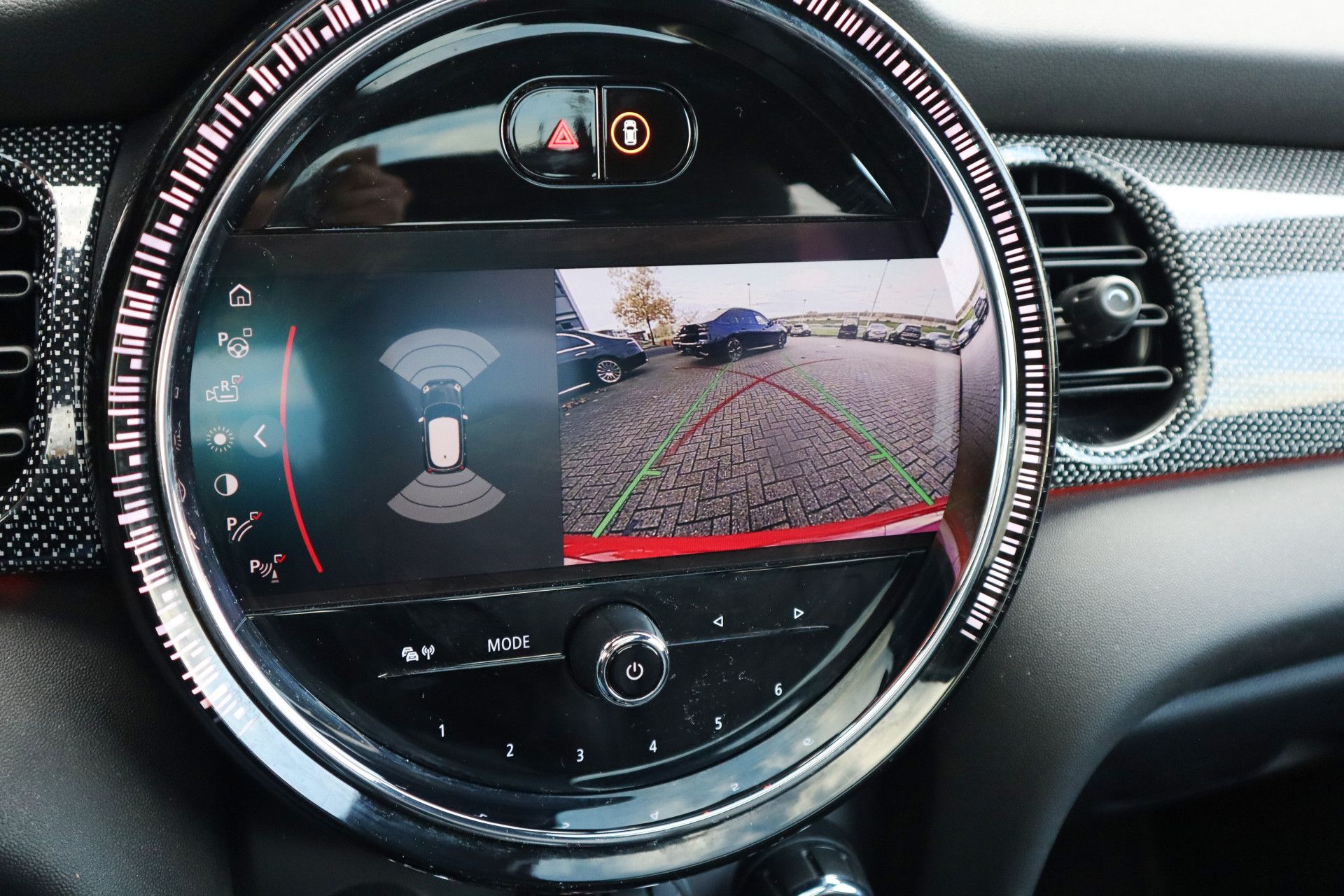 Afbeelding MINI Mini John Cooper Works | Chili Red, Active Cruise Control, Mini Yours Leder, Harman/Kardon, Panoramadak, Apple Carplay, Head-up display, Stoelverwarming, Stuurverwarming, Achteruitrijcamera, Keyless Entry