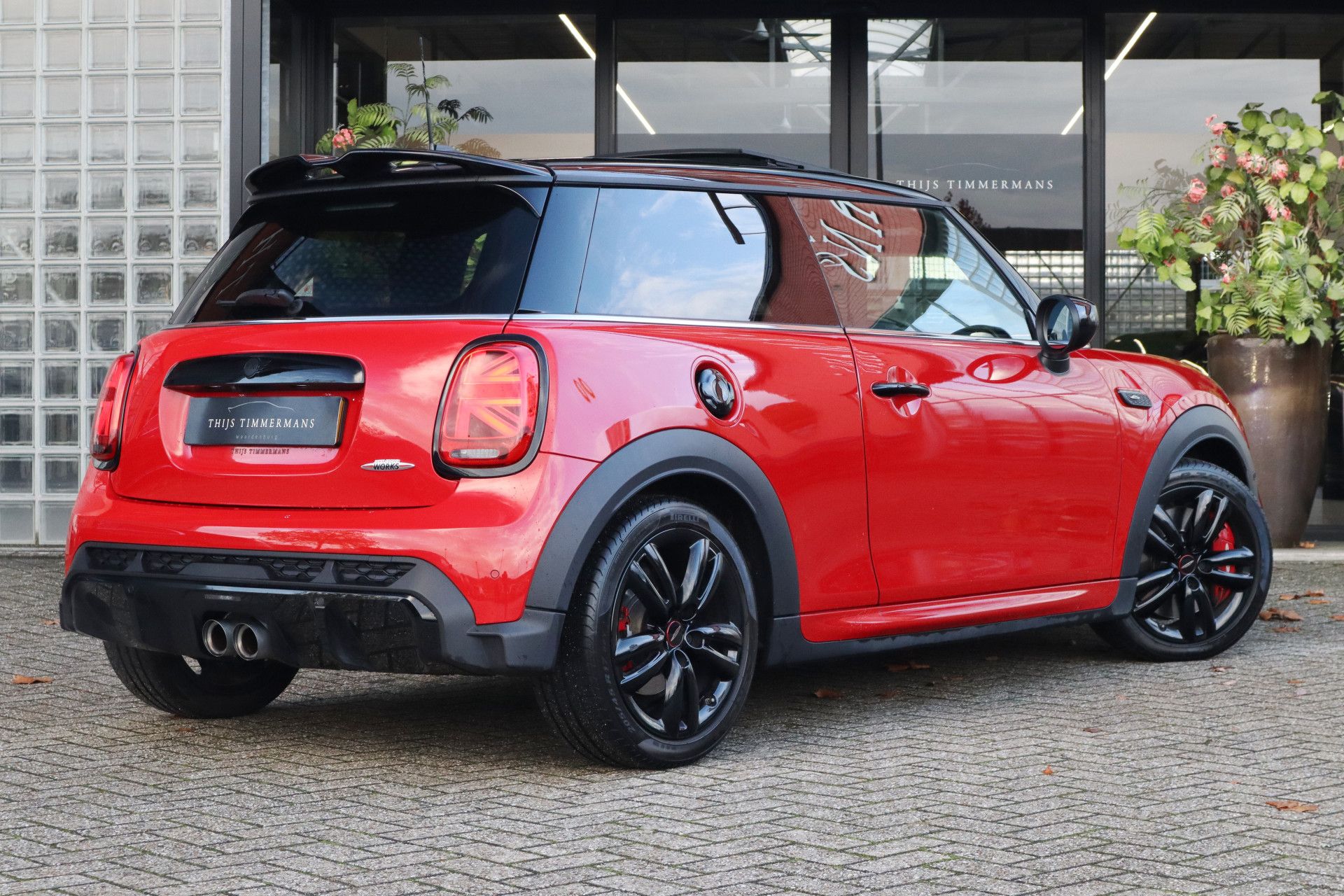 Afbeelding MINI Mini John Cooper Works | Chili Red, Active Cruise Control, Mini Yours Leder, Harman/Kardon, Panoramadak, Apple Carplay, Head-up display, Stoelverwarming, Stuurverwarming, Achteruitrijcamera, Keyless Entry