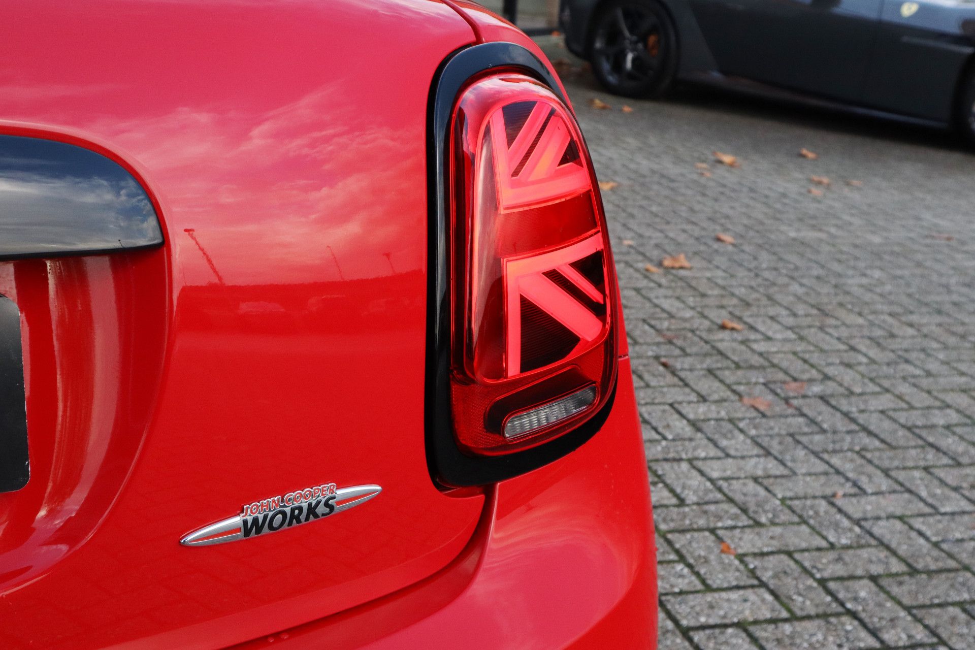 Afbeelding MINI Mini John Cooper Works | Chili Red, Active Cruise Control, Mini Yours Leder, Harman/Kardon, Panoramadak, Apple Carplay, Head-up display, Stoelverwarming, Stuurverwarming, Achteruitrijcamera, Keyless Entry