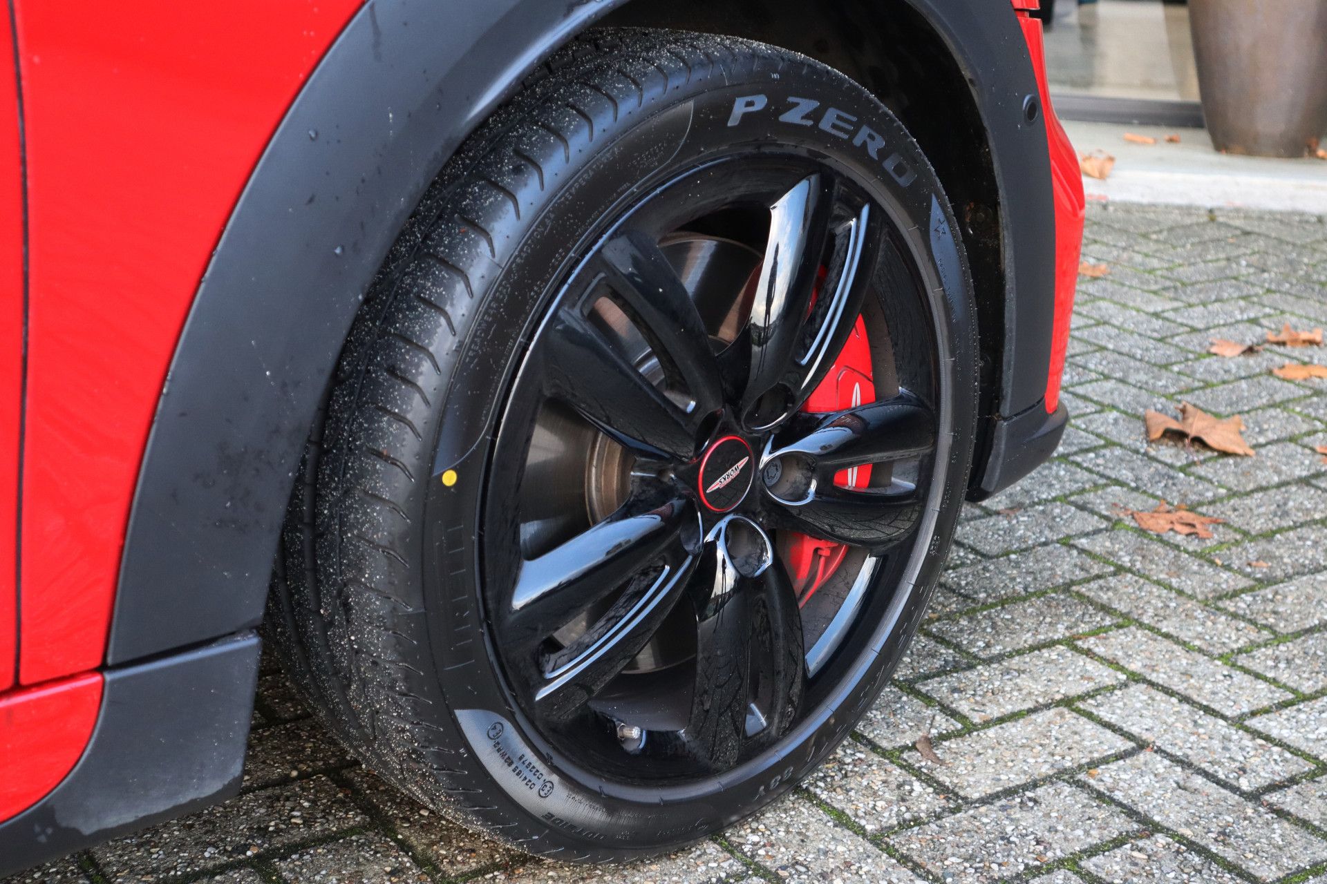 Afbeelding MINI Mini John Cooper Works | Chili Red, Active Cruise Control, Mini Yours Leder, Harman/Kardon, Panoramadak, Apple Carplay, Head-up display, Stoelverwarming, Stuurverwarming, Achteruitrijcamera, Keyless Entry