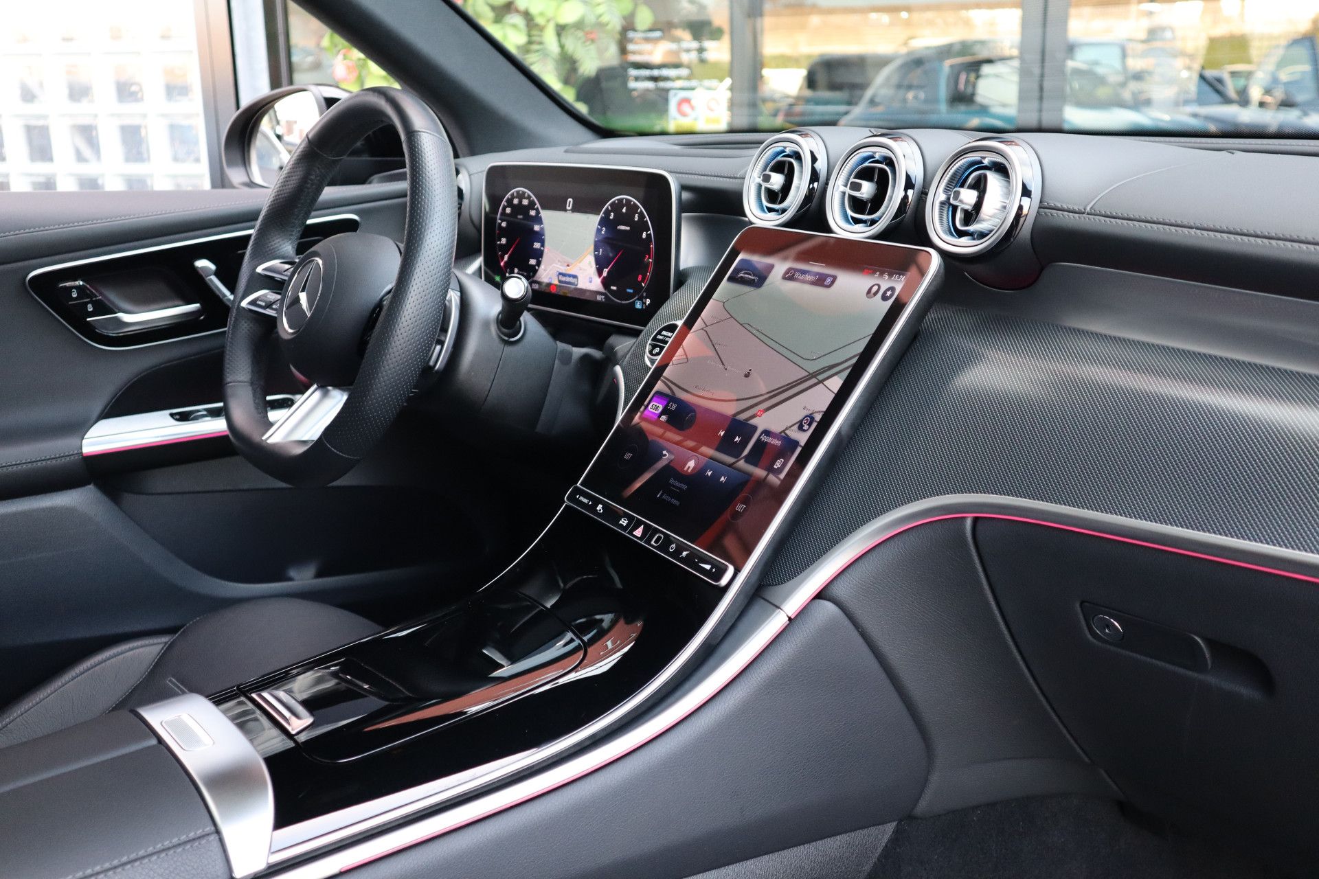 Afbeelding Mercedes-Benz GLC 200 4MATIC | AMG-Line, Luchtvering, Achterasbest., Rij-ass. pakket, Burmester, Pano, Memory, Stoelverwarming, Digital Light