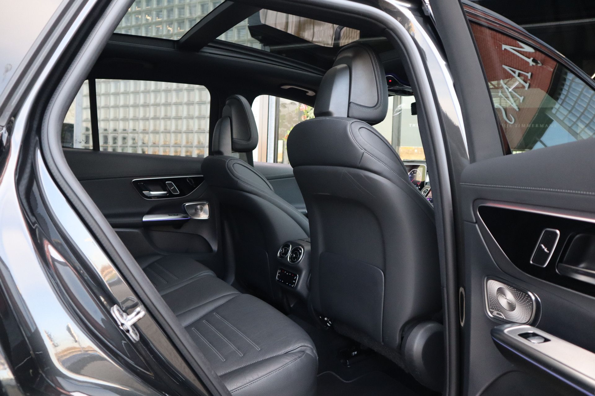 Afbeelding Mercedes-Benz GLC 200 4MATIC | AMG-Line, Luchtvering, Achterasbest., Rij-ass. pakket, Burmester, Pano, Memory, Stoelverwarming, Digital Light