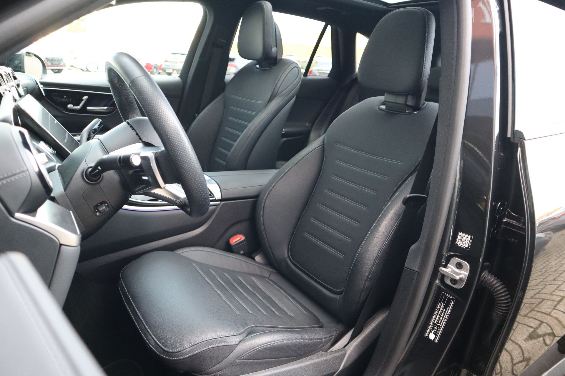 Afbeelding Mercedes-Benz GLC 200 4MATIC | AMG-Line, Luchtvering, Achterasbest., Rij-ass. pakket, Burmester, Pano, Memory, Stoelverwarming, Digital Light