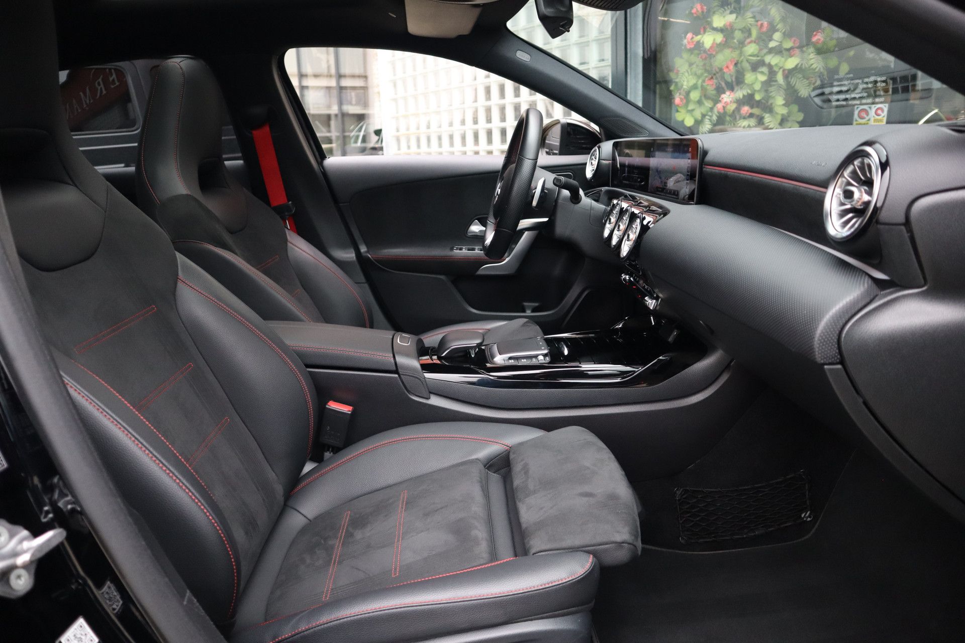 Afbeelding Mercedes-AMG A-Klasse 35  4MATIC | Night-pakket, Panoramadak, Stoelverwarming, Achteruitrijcamera, Spoorassistent