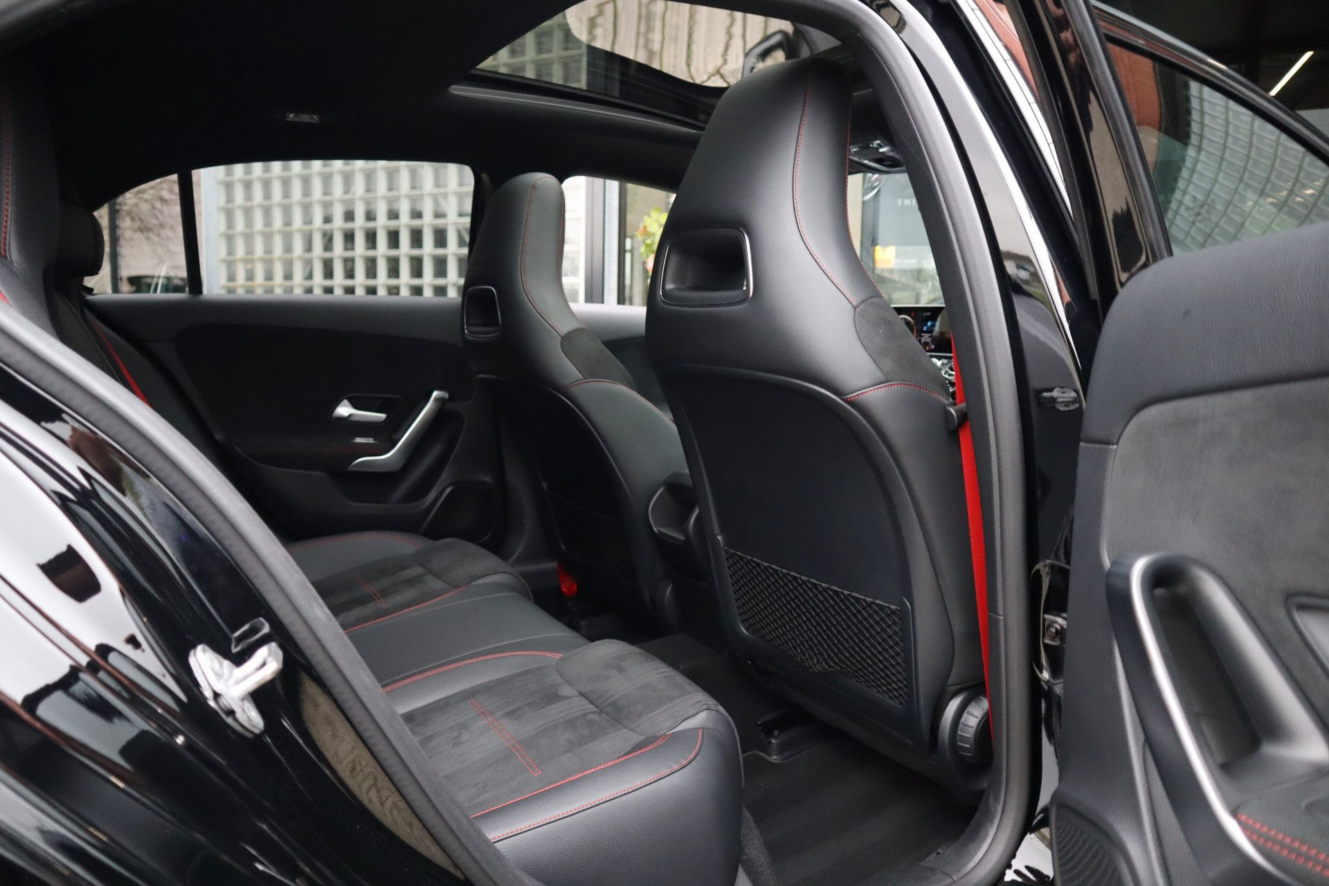 Afbeelding Mercedes-AMG A-Klasse 35  4MATIC | Night-pakket, Panoramadak, Stoelverwarming, Achteruitrijcamera, Spoorassistent