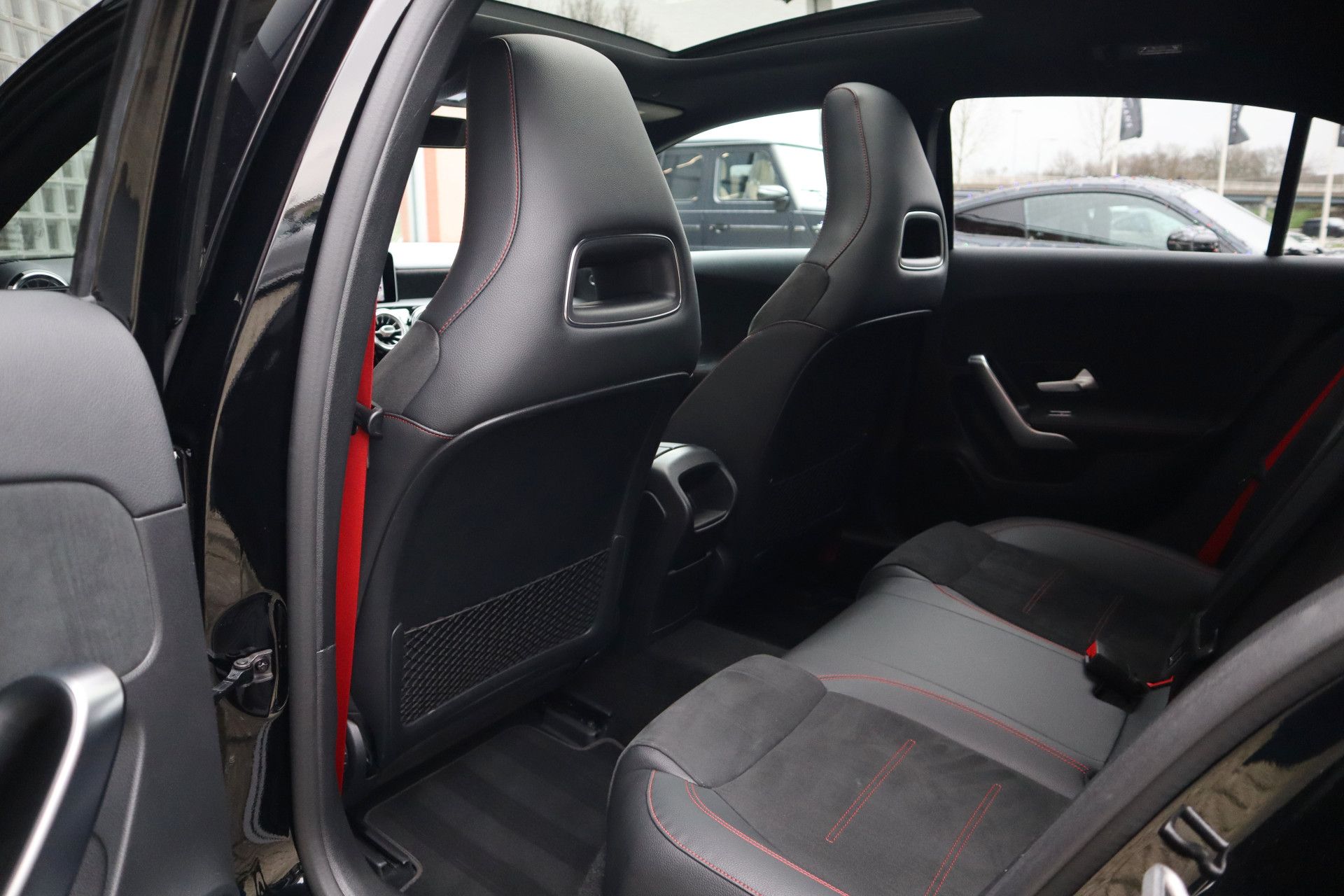 Afbeelding Mercedes-AMG A-Klasse 35  4MATIC | Night-pakket, Panoramadak, Stoelverwarming, Achteruitrijcamera, Spoorassistent