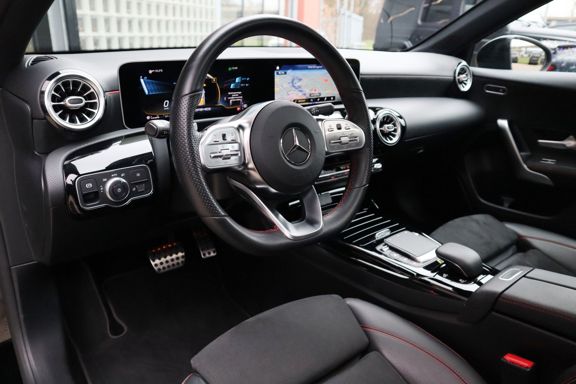 Afbeelding Mercedes-AMG A-Klasse 35  4MATIC | Night-pakket, Panoramadak, Stoelverwarming, Achteruitrijcamera, Spoorassistent
