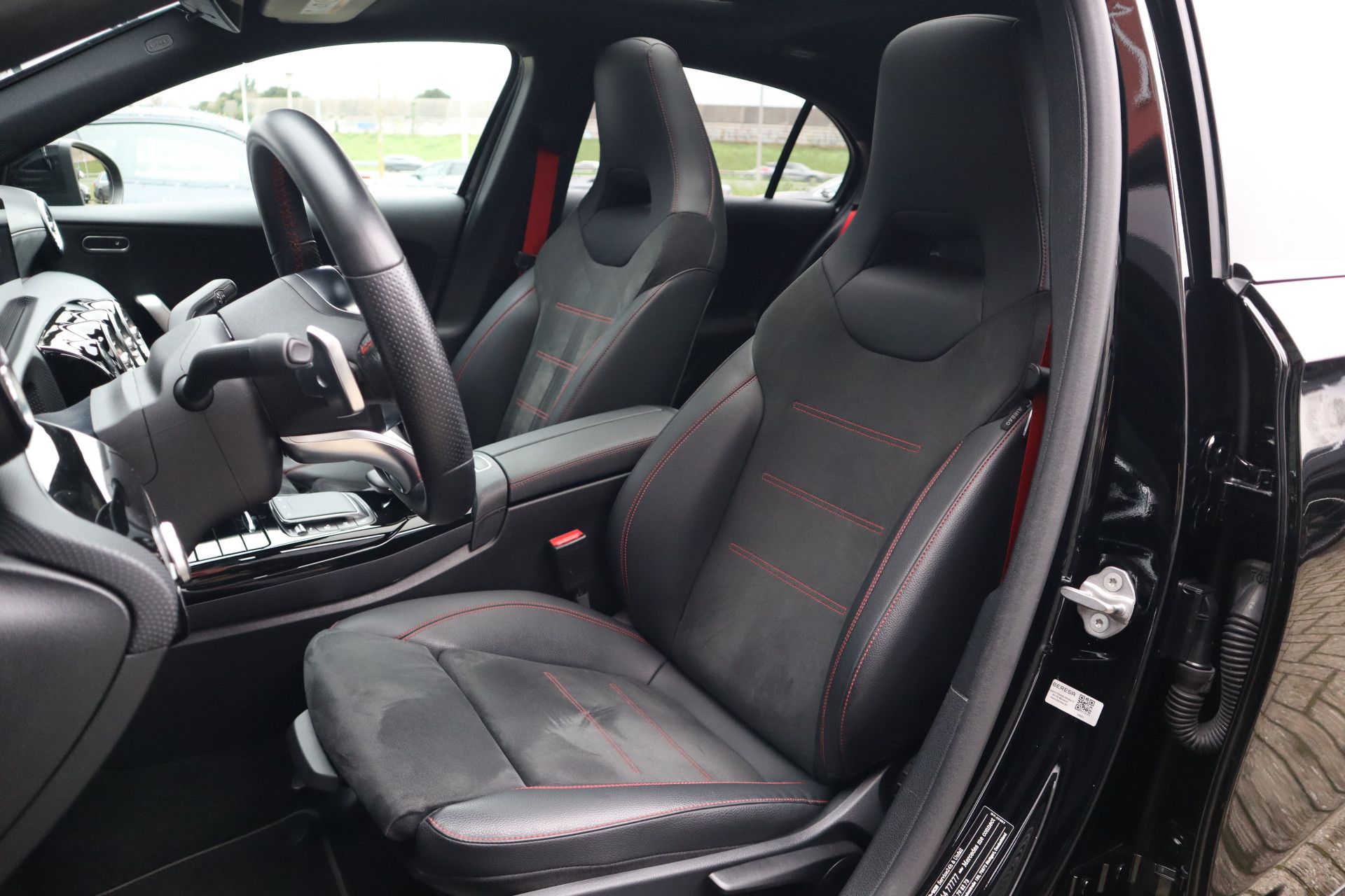 Afbeelding Mercedes-AMG A-Klasse 35  4MATIC | Night-pakket, Panoramadak, Stoelverwarming, Achteruitrijcamera, Spoorassistent