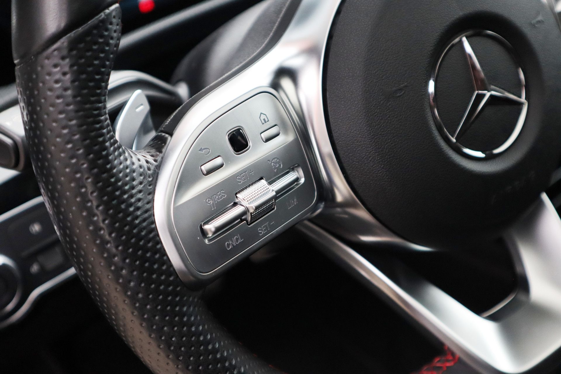 Afbeelding Mercedes-AMG A-Klasse 35  4MATIC | Night-pakket, Panoramadak, Stoelverwarming, Achteruitrijcamera, Spoorassistent