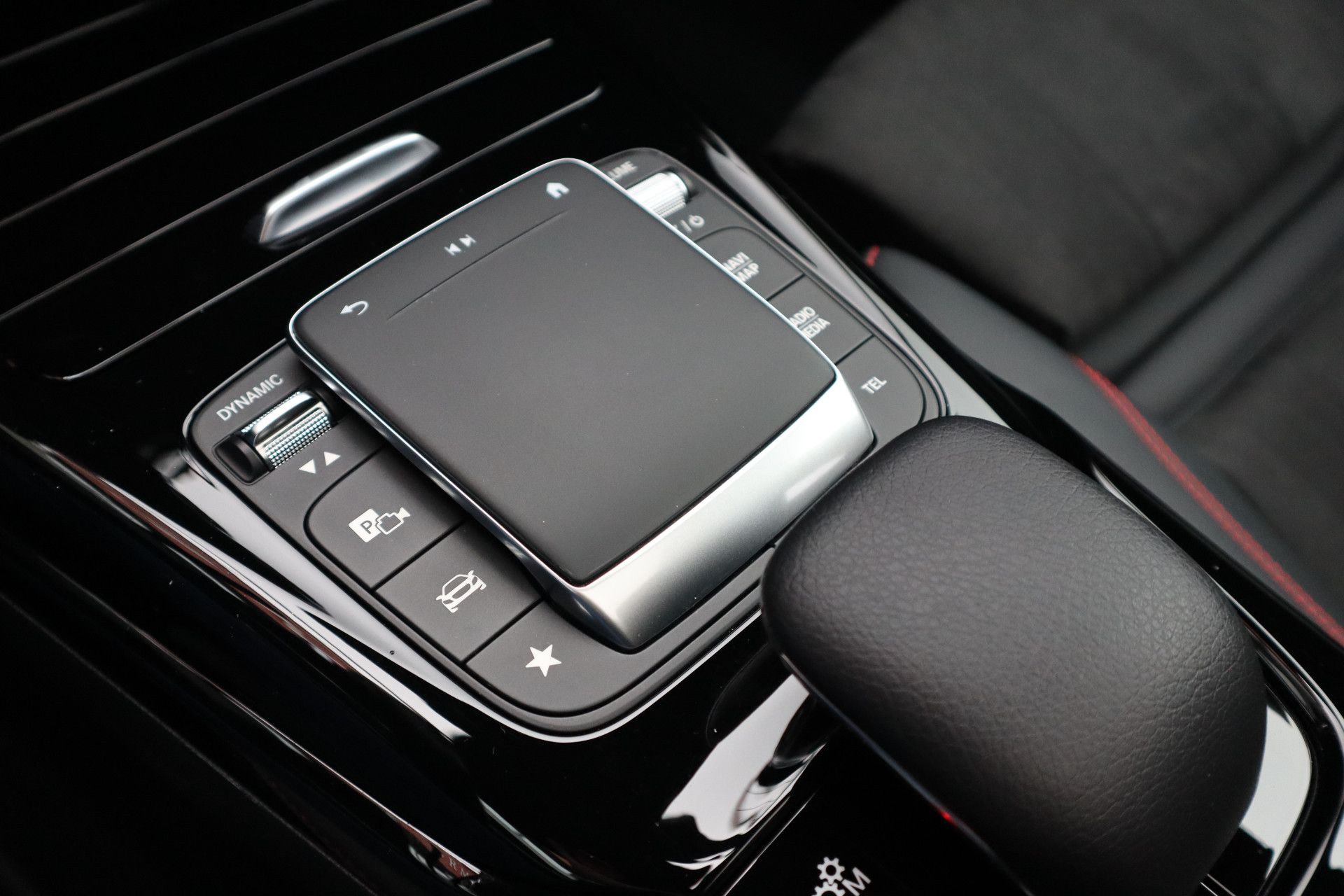 Afbeelding Mercedes-AMG A-Klasse 35  4MATIC | Night-pakket, Panoramadak, Stoelverwarming, Achteruitrijcamera, Spoorassistent