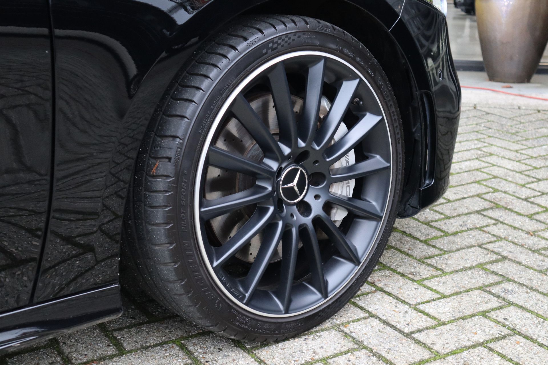 Afbeelding Mercedes-AMG A-Klasse 35  4MATIC | Night-pakket, Panoramadak, Stoelverwarming, Achteruitrijcamera, Spoorassistent