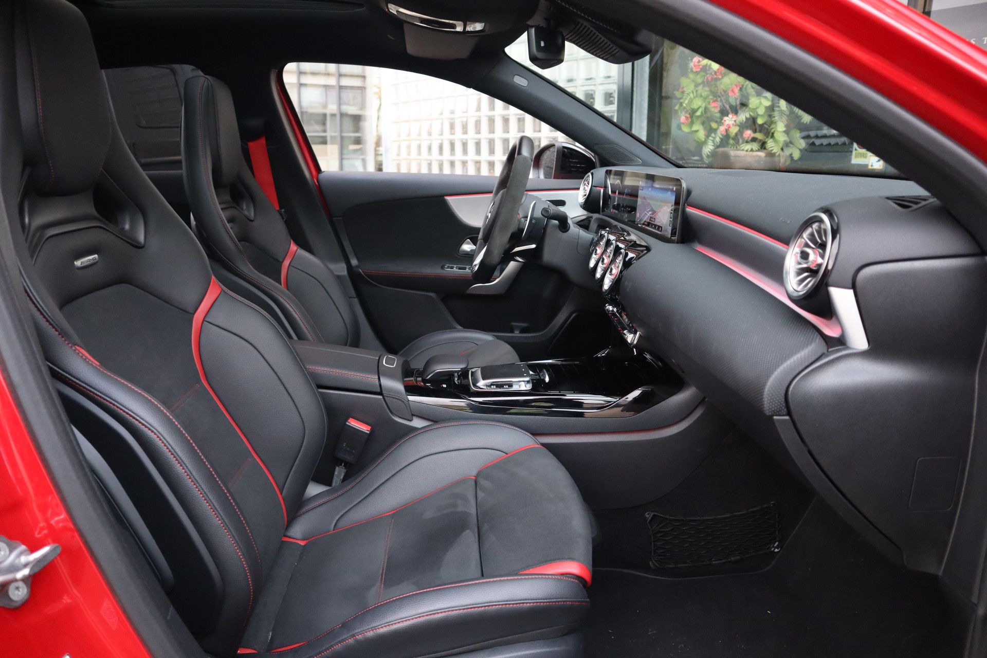Afbeelding Mercedes-AMG A-Klasse 45 S  4MATIC+ | Akrapovic uitlaat, Perf. stoelen, Driver's Package, Aerodynamica-pakket, Pano, Rij-assistentie pakket, Memory, Stoelverwarming, Head-up display