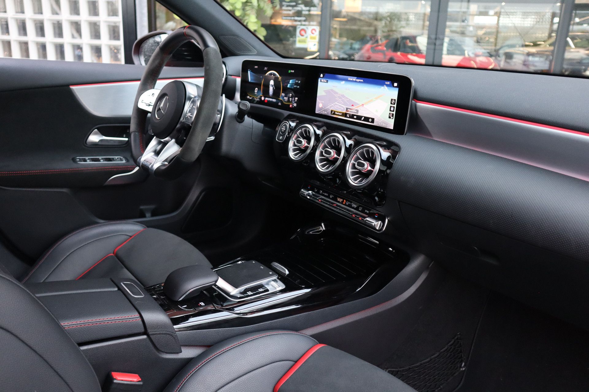 Afbeelding Mercedes-AMG A-Klasse 45 S  4MATIC+ | Akrapovic uitlaat, Perf. stoelen, Driver's Package, Aerodynamica-pakket, Pano, Rij-assistentie pakket, Memory, Stoelverwarming, Head-up display