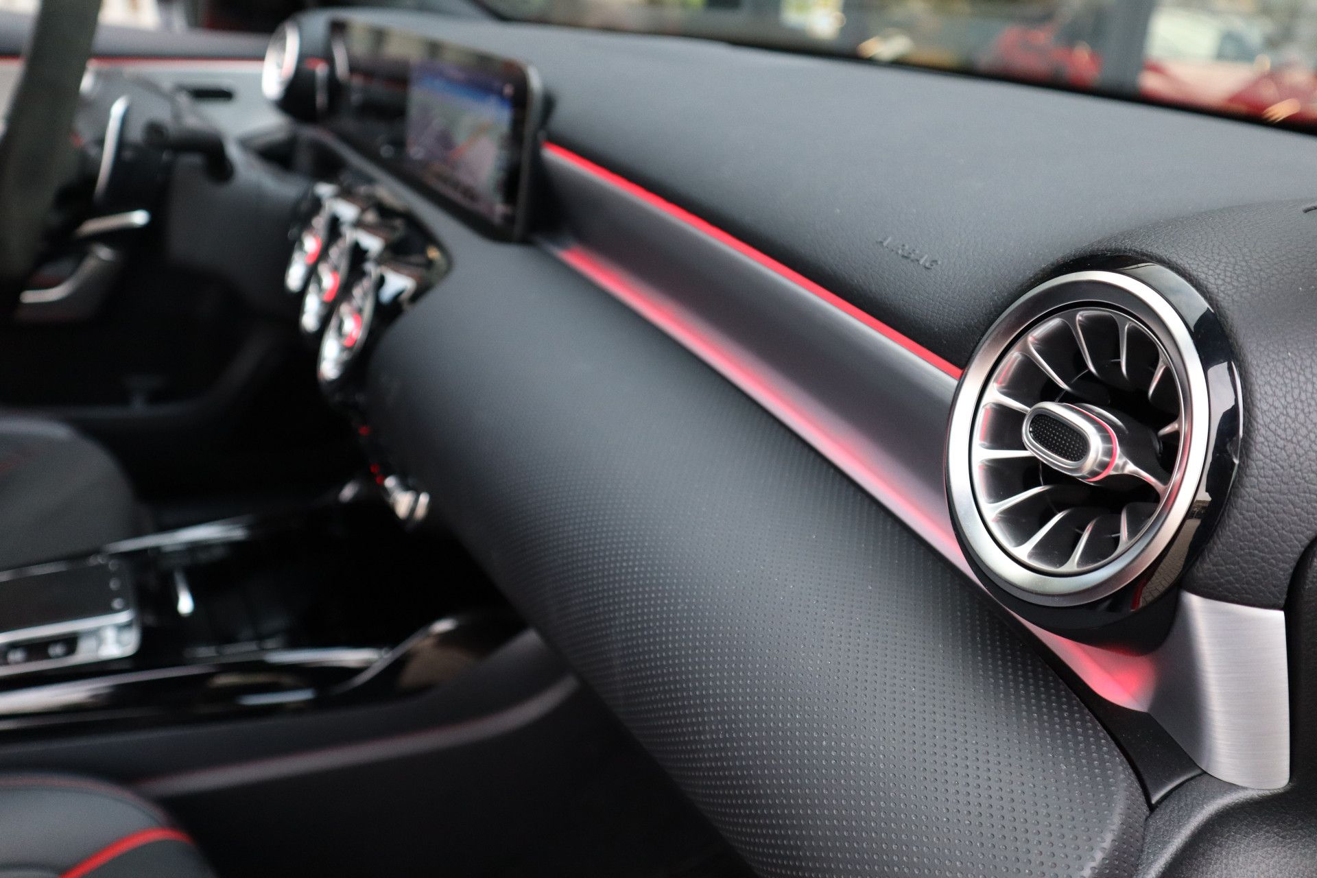Afbeelding Mercedes-AMG A-Klasse 45 S  4MATIC+ | Akrapovic uitlaat, Perf. stoelen, Driver's Package, Aerodynamica-pakket, Pano, Rij-assistentie pakket, Memory, Stoelverwarming, Head-up display