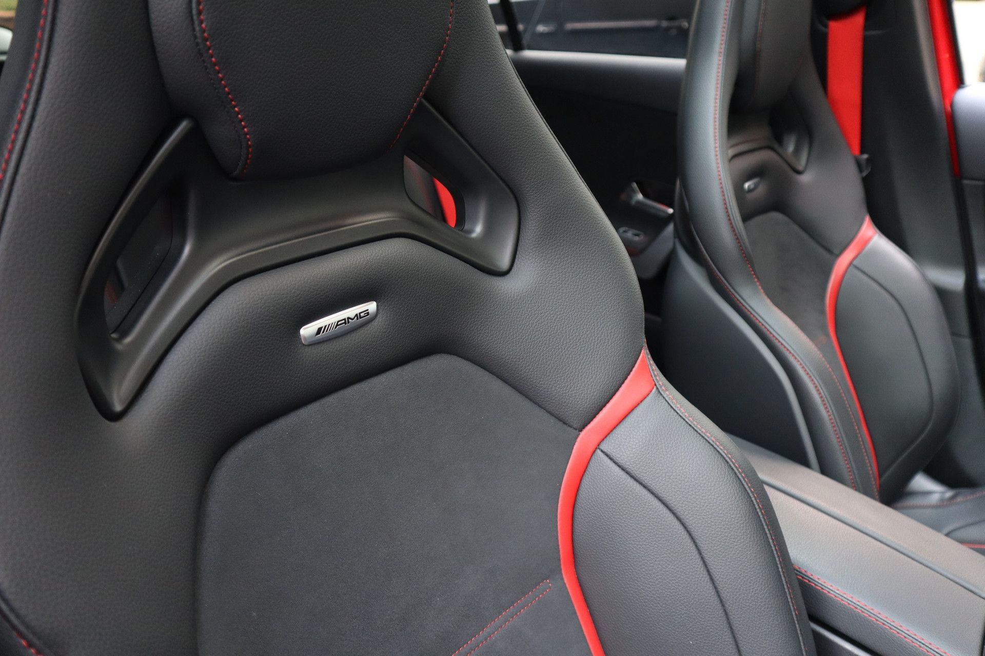 Afbeelding Mercedes-AMG A-Klasse 45 S  4MATIC+ | Akrapovic uitlaat, Perf. stoelen, Driver's Package, Aerodynamica-pakket, Pano, Rij-assistentie pakket, Memory, Stoelverwarming, Head-up display