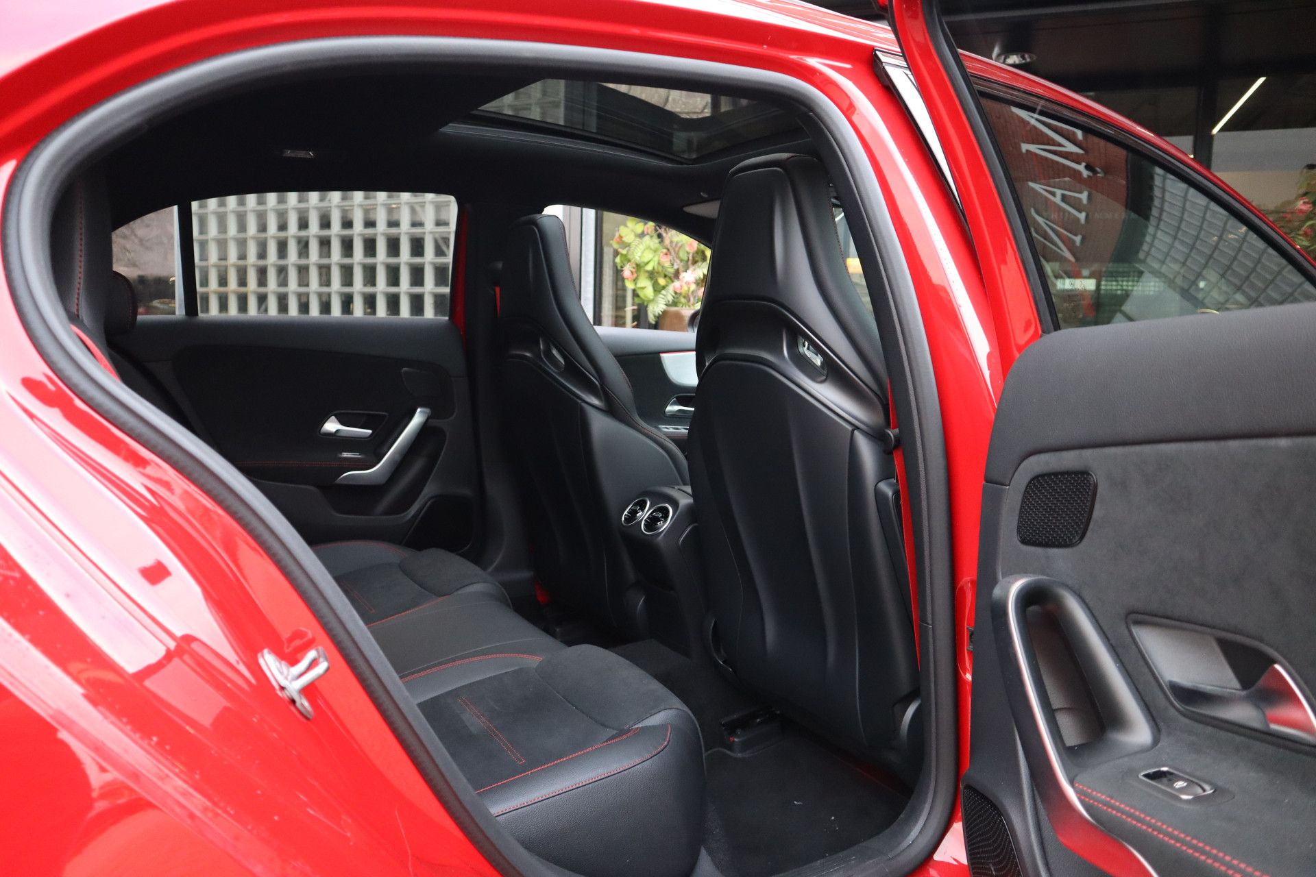 Afbeelding Mercedes-AMG A-Klasse 45 S  4MATIC+ | Akrapovic uitlaat, Perf. stoelen, Driver's Package, Aerodynamica-pakket, Pano, Rij-assistentie pakket, Memory, Stoelverwarming, Head-up display