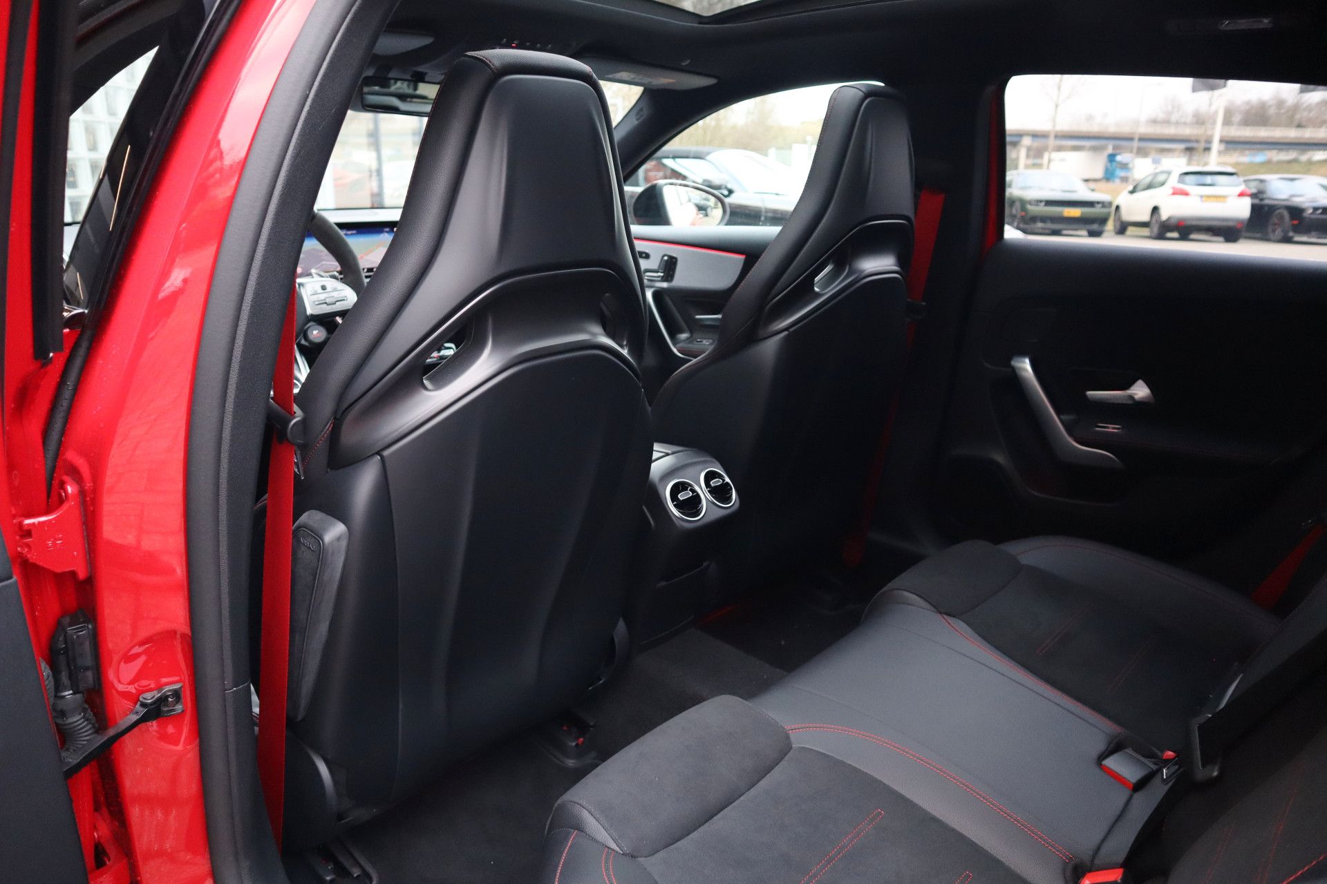 Afbeelding Mercedes-AMG A-Klasse 45 S  4MATIC+ | Akrapovic uitlaat, Perf. stoelen, Driver's Package, Aerodynamica-pakket, Pano, Rij-assistentie pakket, Memory, Stoelverwarming, Head-up display