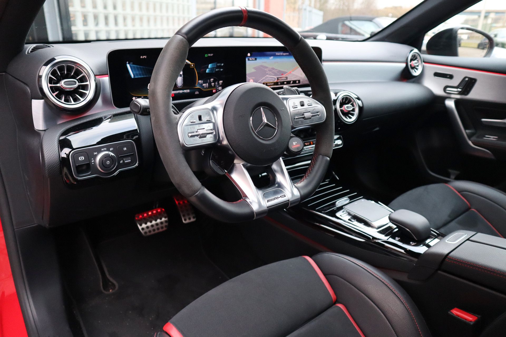Afbeelding Mercedes-AMG A-Klasse 45 S  4MATIC+ | Akrapovic uitlaat, Perf. stoelen, Driver's Package, Aerodynamica-pakket, Pano, Rij-assistentie pakket, Memory, Stoelverwarming, Head-up display