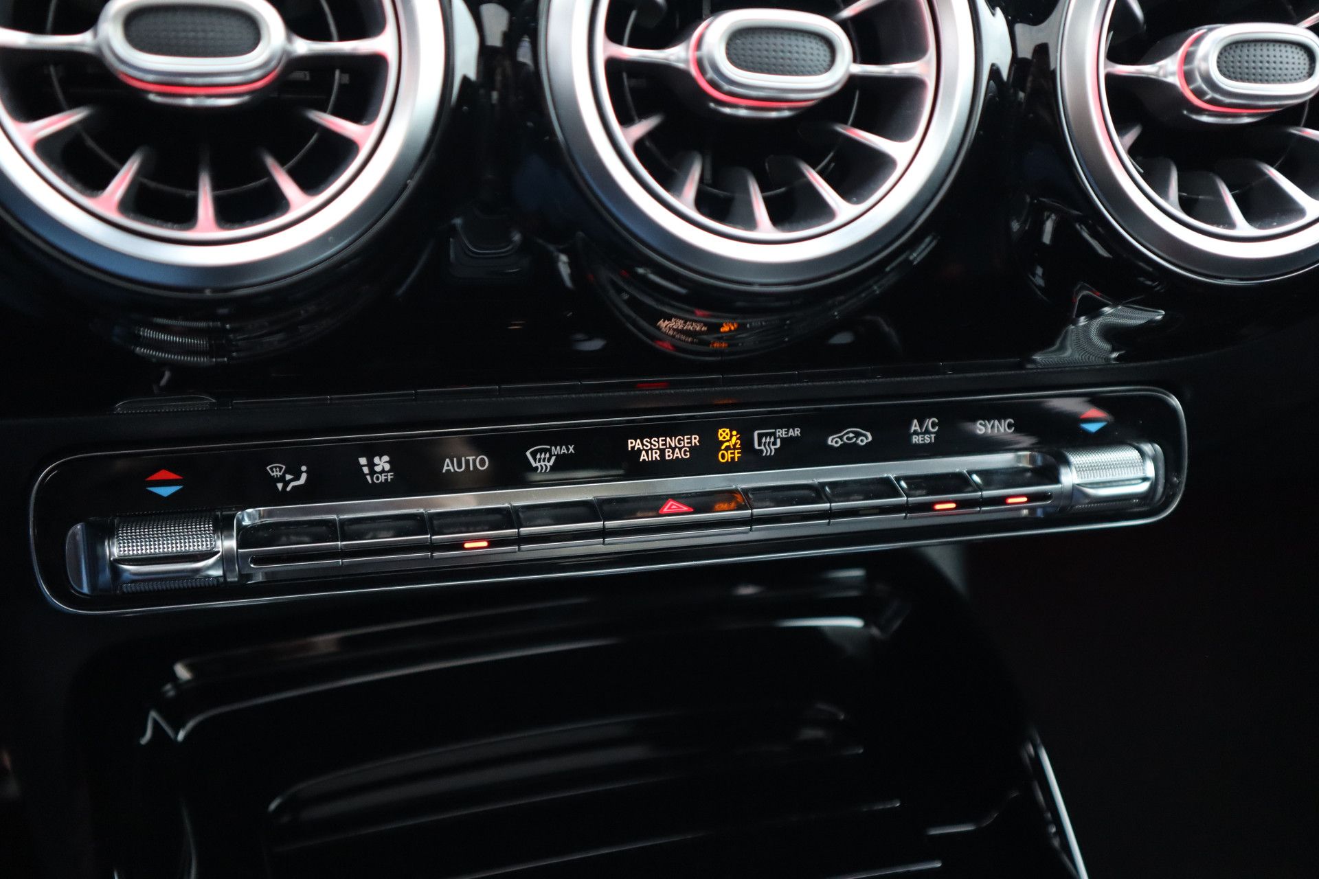 Afbeelding Mercedes-AMG A-Klasse 45 S  4MATIC+ | Akrapovic uitlaat, Perf. stoelen, Driver's Package, Aerodynamica-pakket, Pano, Rij-assistentie pakket, Memory, Stoelverwarming, Head-up display