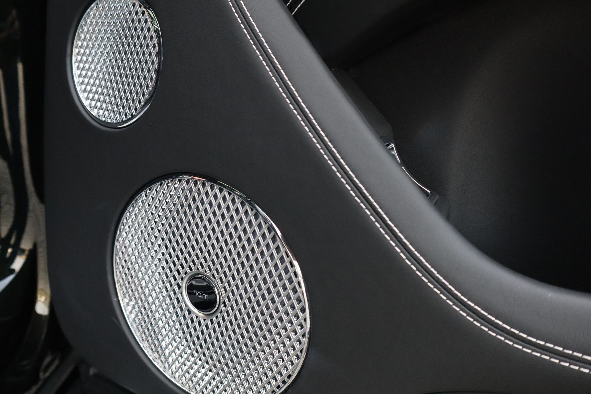 Afbeelding Bentley Bentayga S 4.0 V8 | Mulliner, Naim Audio, Carbon interieur, Massage, Nachtzicht, Panoramadak, Zitklima, Stuurverwarming, Trekhaak, Zonweringspakket