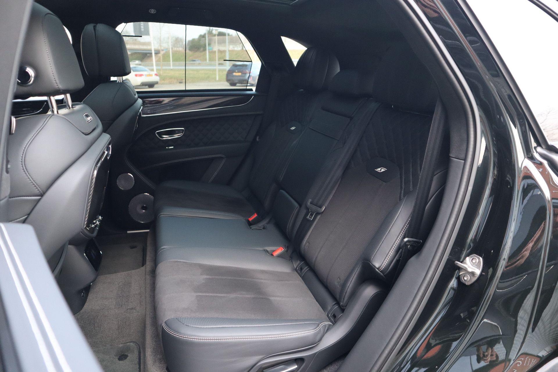 Afbeelding Bentley Bentayga S 4.0 V8 | Mulliner, Naim Audio, Carbon interieur, Massage, Nachtzicht, Panoramadak, Zitklima, Stuurverwarming, Trekhaak, Zonweringspakket